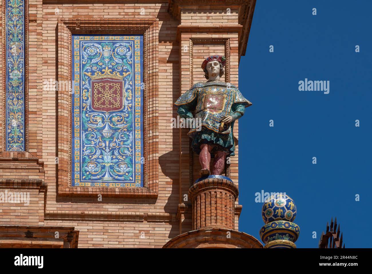 Statua di Herald del Regno della Navarra a Plaza de Espana - Siviglia, Andalusia, Spagna Foto Stock