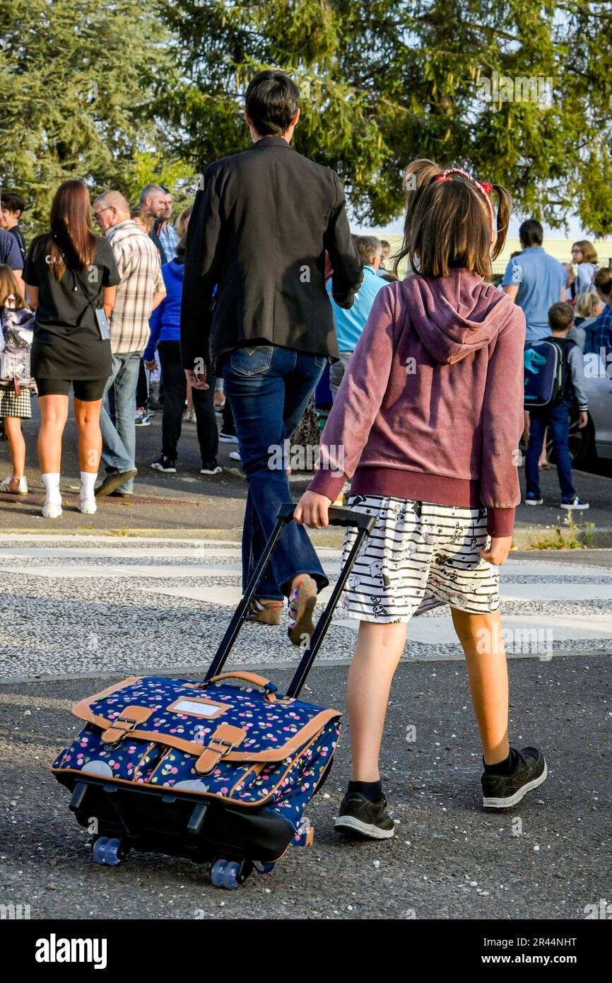 Inizio del nuovo anno scolastico presso la scuola primaria “ecole Pierre Mendes France” a Quevreville-la-Poterie (Francia settentrionale) il 1 settembre 2022 Foto Stock