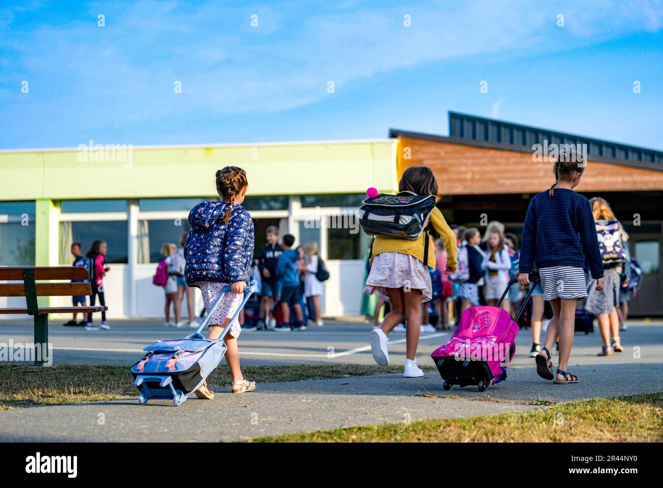 Inizio del nuovo anno scolastico presso la scuola primaria “ecole Pierre Mendes France” a Quevreville-la-Poterie (Francia settentrionale) il 1 settembre 2022 Foto Stock