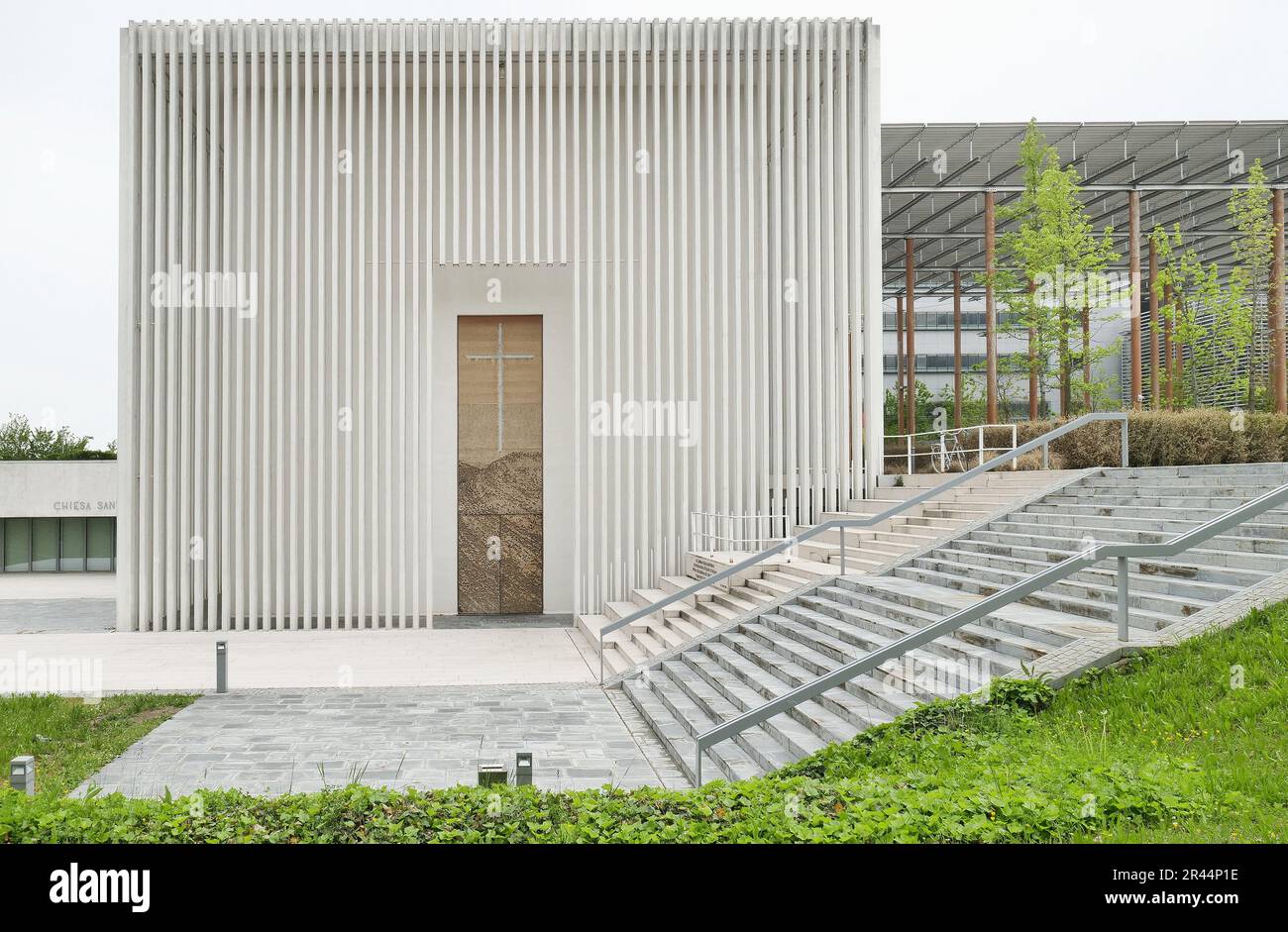 Nuova chiesa moderna in Ospedale Papa Giovanni XXIII di Bergamo in stile minimale. Foto Stock