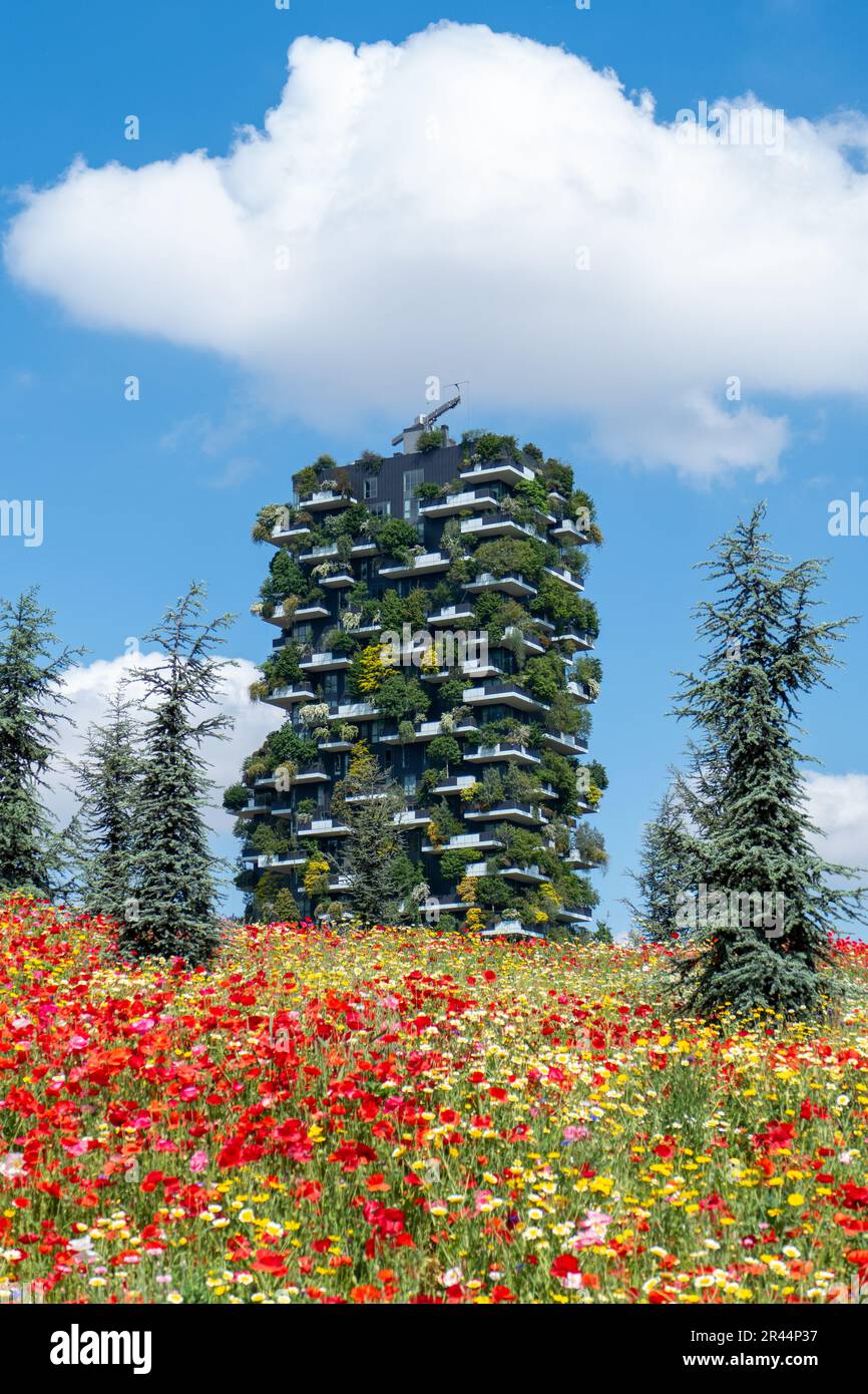 Edificio nel giardino. La Foresta verticale di Milano. Foto Stock