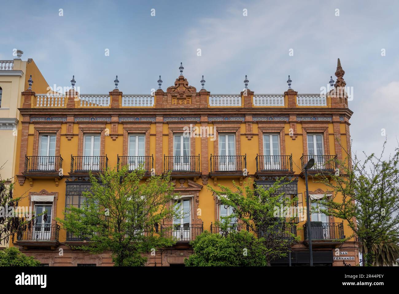 Facciata dell'edificio in Calle San Fernando Street - Siviglia, Andalusia, Spagna Foto Stock