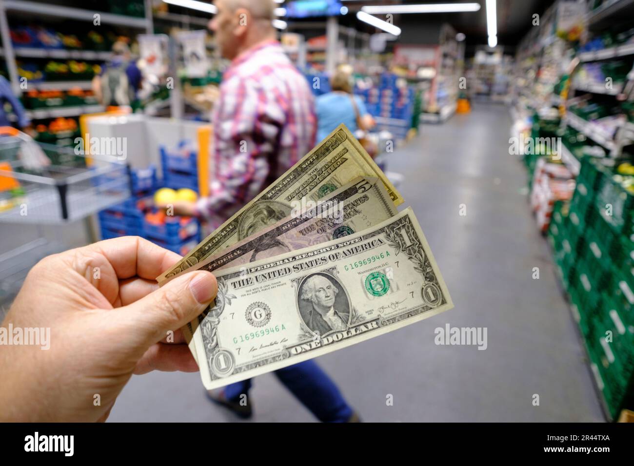 Inflazione. Qualcuno che tiene in un supermercato banconote da $5 e $10 dollari il 2 settembre 2022 Foto Stock