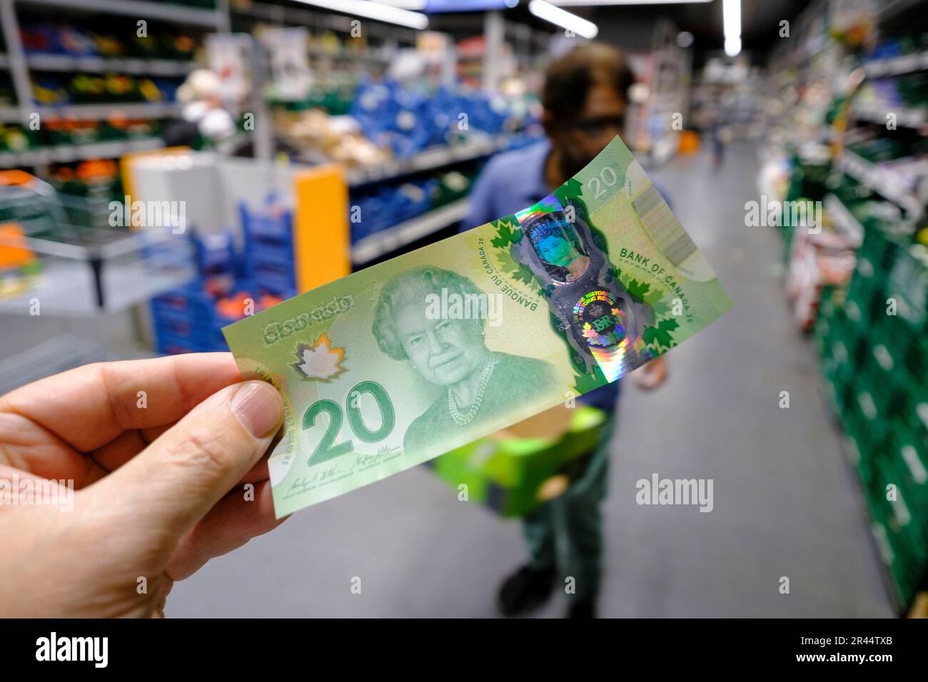 Inflazione. Qualcuno che detiene una banconota da $20 dollari canadesi in un supermercato il 2 settembre 2022 Foto Stock