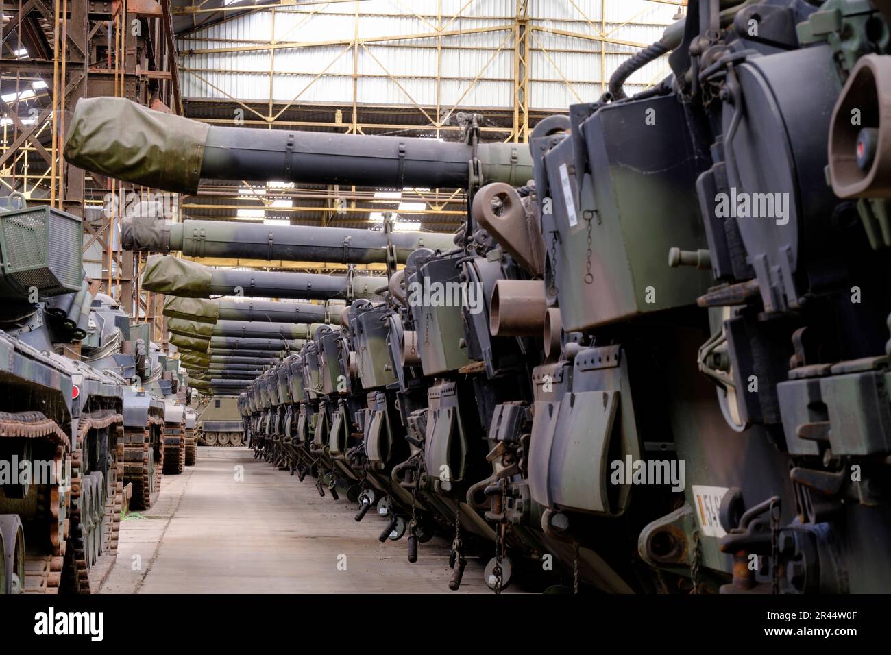 Belgio, Tournai, 02 febbraio 2023: Magazzini della società OIP Sensor Systems, proprietario di una cinquantina di serbatoi Leopard 1 smantellati acquistati dalla Foto Stock
