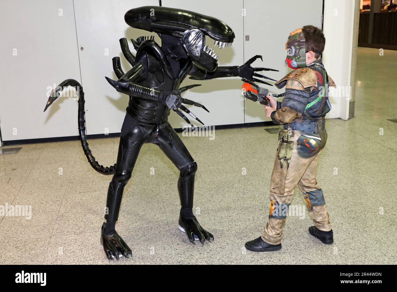 Londra, Regno Unito. 26th maggio, 2023. Partecipante vestito come alieno al MCM London Comic con 2023 all'Excel di Londra Credit: Paul Brown/Alamy Live News Foto Stock