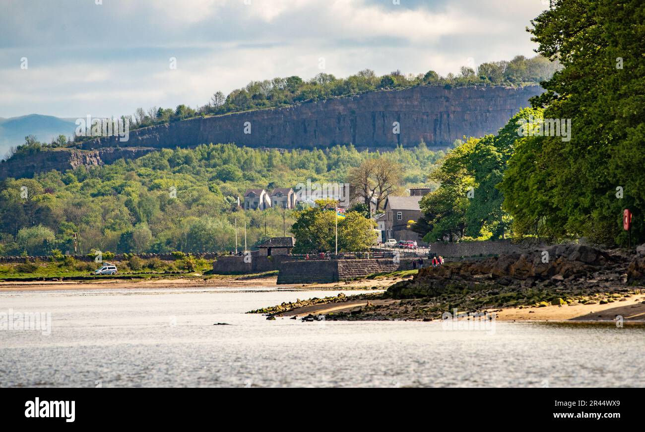 Vista di Arnside, Milnthorpe, Cumbria, Regno Unito con la cava di calcare di Haverbrack Bank, Sandside. Foto Stock