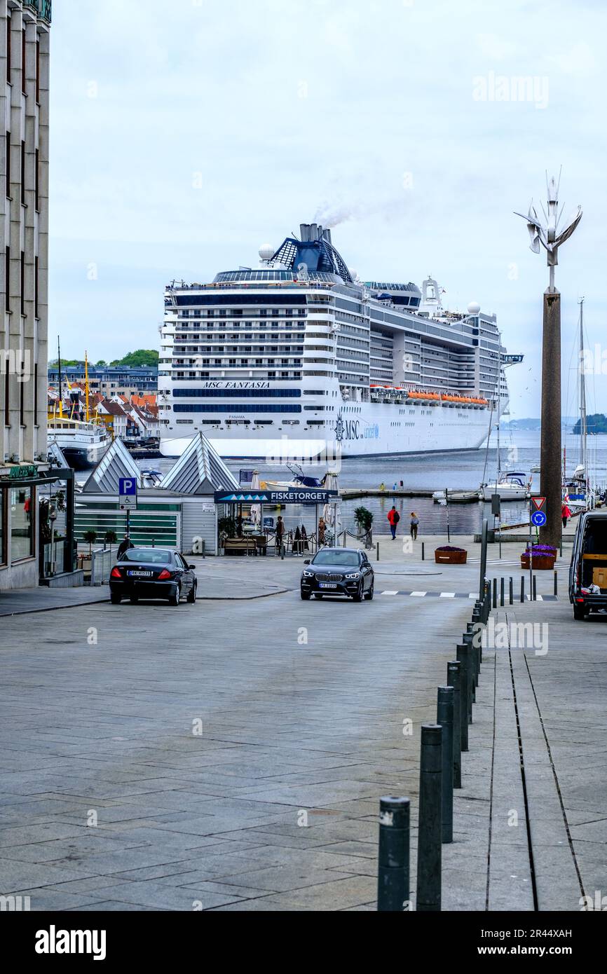 Stavanger, Rogaland, Norvegia Maggio 19 2023, MV Fantasia Cruise Line nave ormeggiata nel porto di Stavanger aumentando l'economia locale con i turisti Foto Stock
