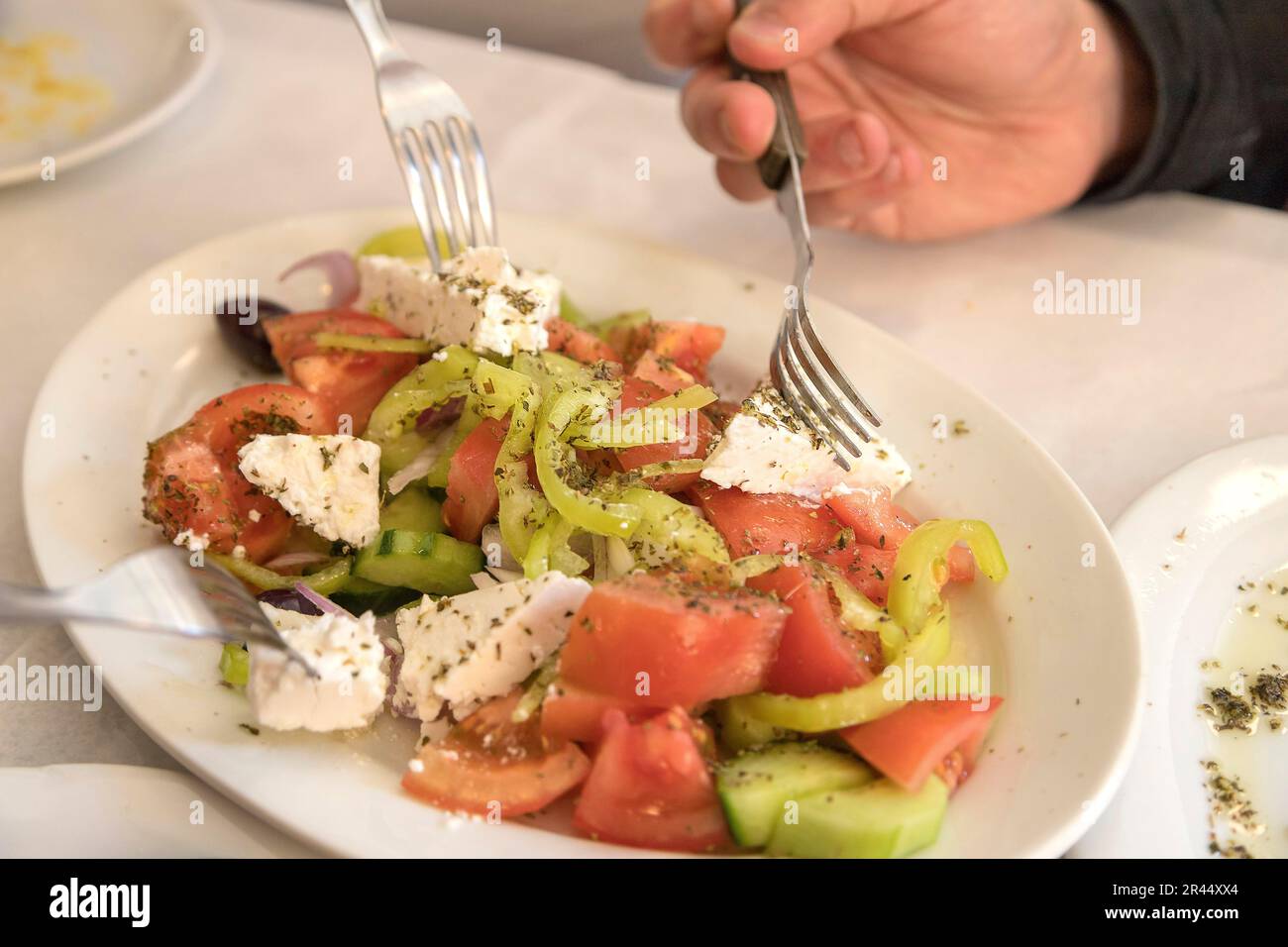 Primo piano di un'insalata di geek, piatto mediterraneo, taverna. Messa a fuoco morbida Foto Stock