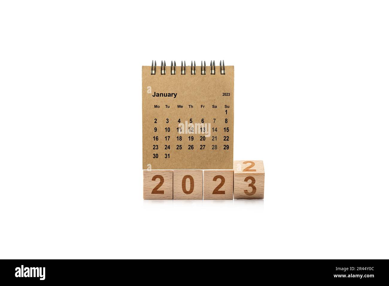 Un libro marrone Gennaio 2023 calendario su sfondo bianco con 2023 blocchi Foto Stock