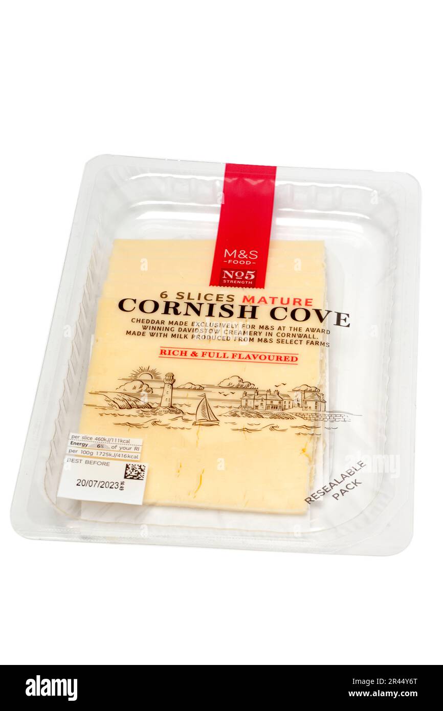 6 fette di formaggio Cheddar maturo M&S Cornish Cove Foto Stock