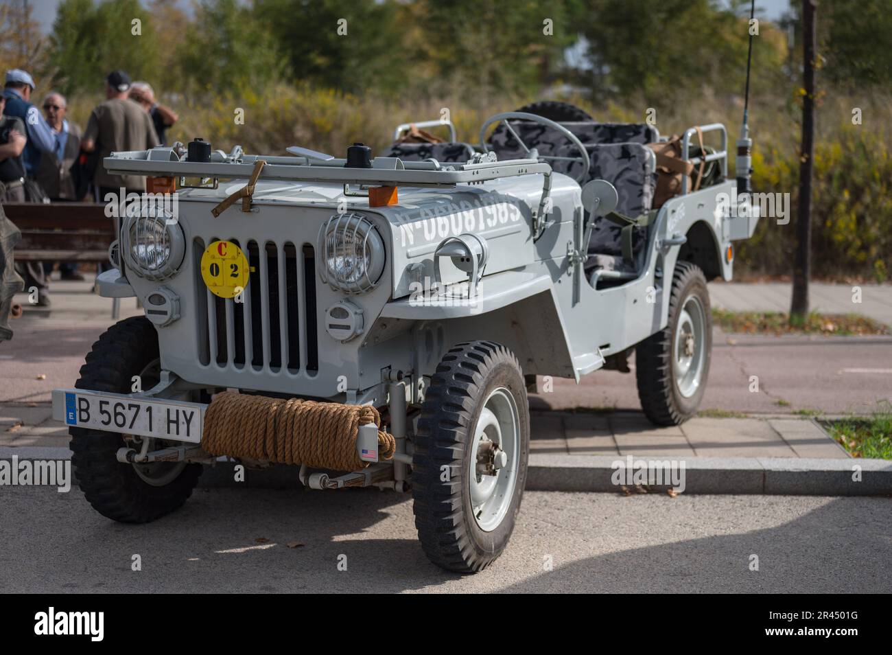 Vista frontale di una classica Jeep Willys dalla guerra, è restaurato, è di colore verde Foto Stock