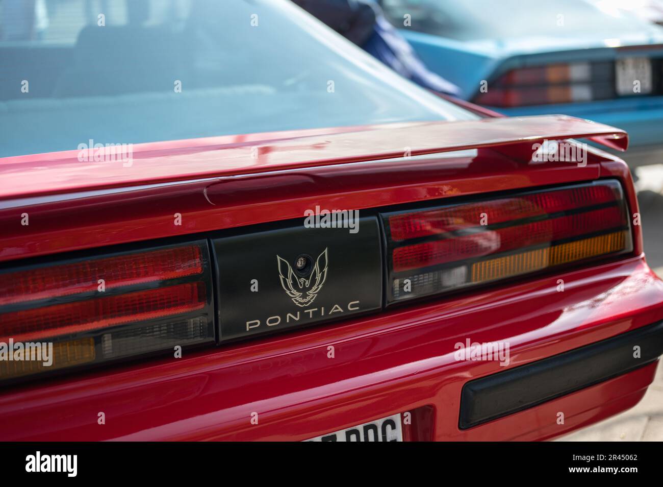 Particolare della luce posteriore di una classica sportiva americana, terza generazione Pontiac Firebird di colore rosso parcheggiato in strada Foto Stock