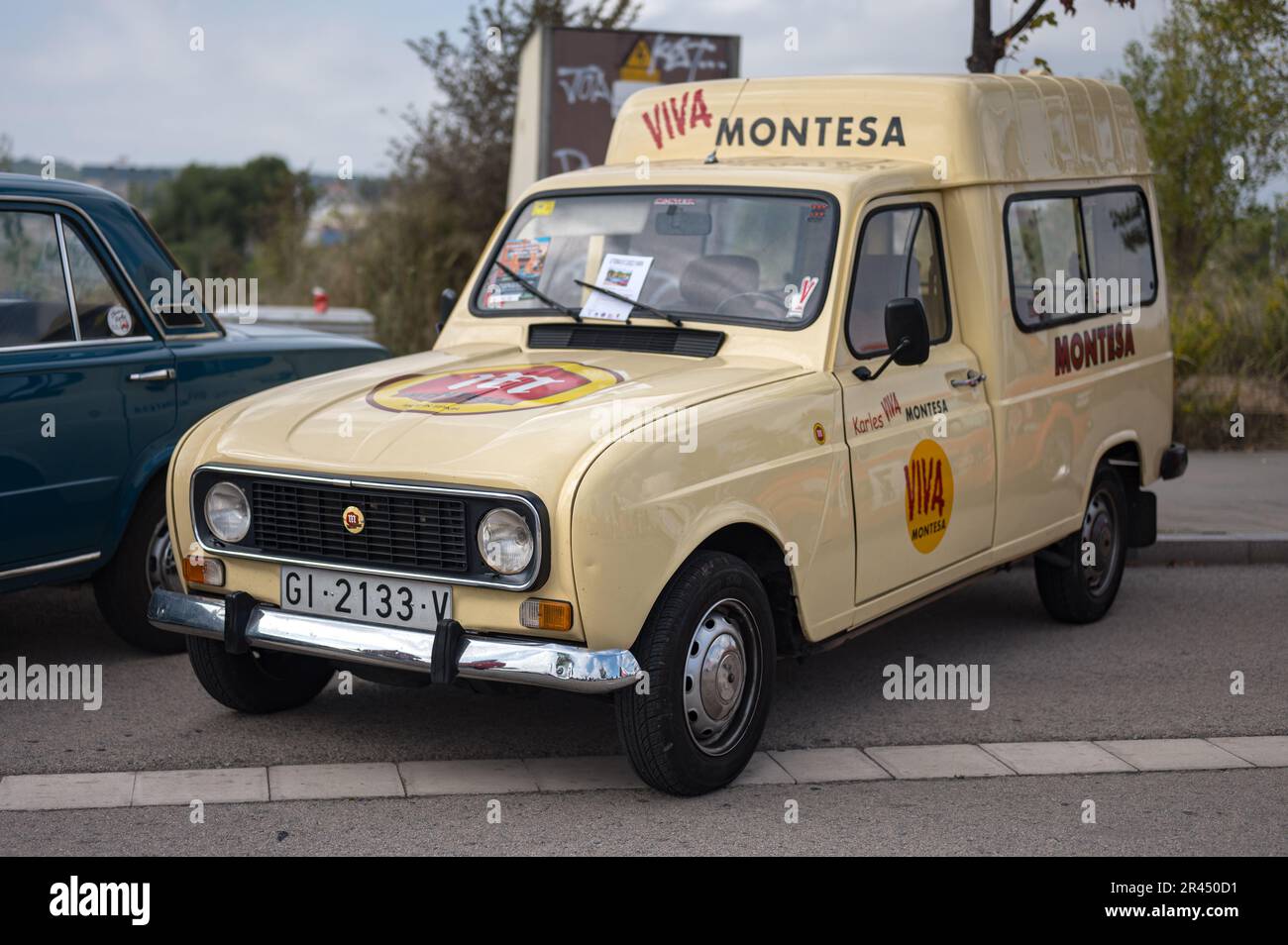 Vista frontale del mitico veicolo indistruttibile, il giallo sabbia Renault 4 di Montesa Foto Stock