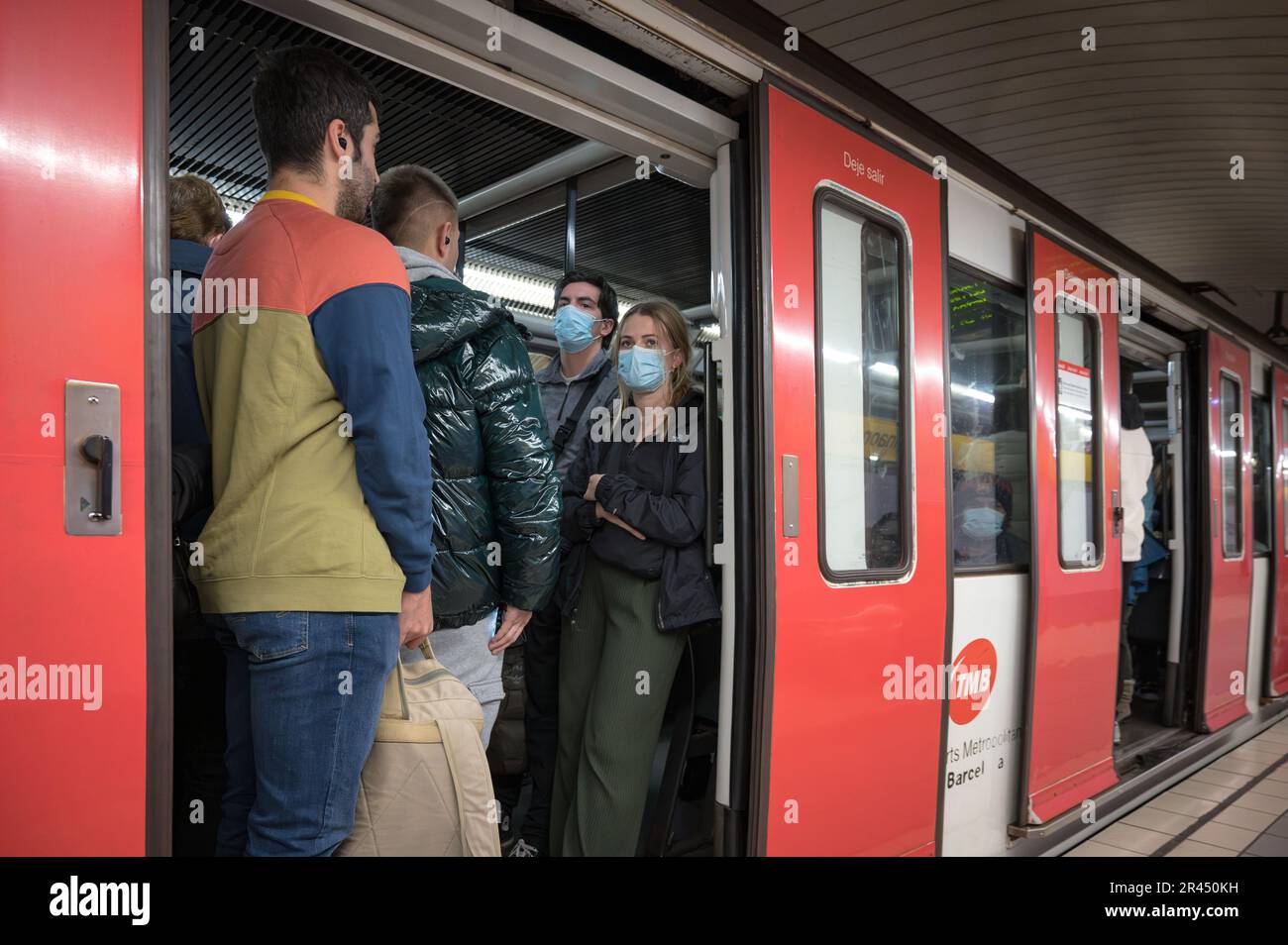 La gente arriva sulla macchina del treno della metropolitana all'ultimo momento come il suono acustico suona, imballato come sardine Foto Stock