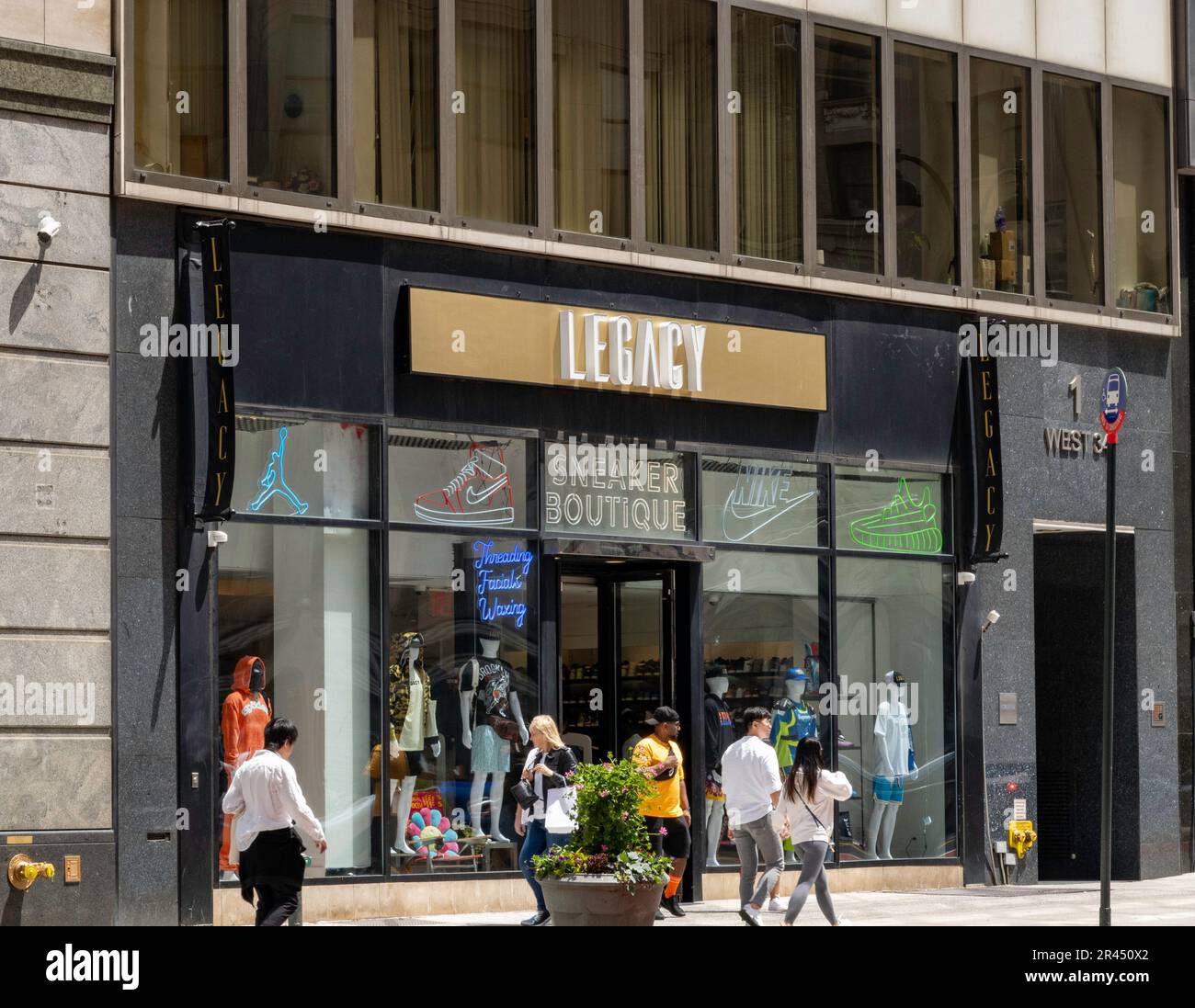 Ci sono molte opportunità di shopping lungo West 34th Street, New York City, USA Foto Stock