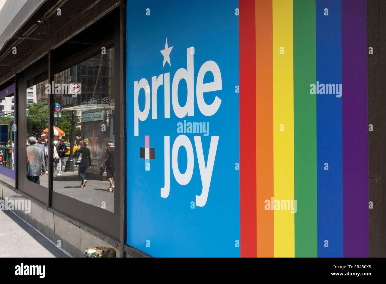 Il negozio principale di Macy a Herald Square celebra il mese dell'orgoglio con le vivaci finestre dipinte, 2023, New York City, USA Foto Stock