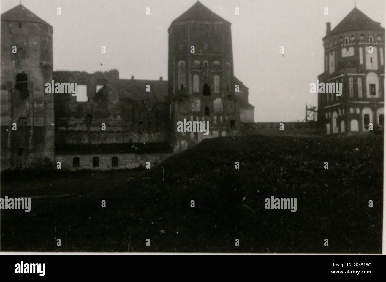 Gunter Alquen (Leibstandarte Adolf Hitler, Grecia 1941), fotografo delle SS, documentò atrocità naziste in Grecia durante la seconda guerra mondiale Il suo obiettivo catturò l'orrore e le sofferenze inflitte ai civili innocenti e ai combattenti della resistenza. Immagini di Sepp Dietrich, accompagnate da ufficiali, catturate in fotografie accanto a soldati, soldati greci e civili, campagna greca, edifici, operazioni di ponte sul pontile. Numerosi veicoli con simboli tattici, insieme alle conseguenze della distruzione: Edifici in rovina, veicoli, attrezzature. Conchiglie d'artiglieria e scene raffiguranti un conto dilaniato dalla guerra Foto Stock