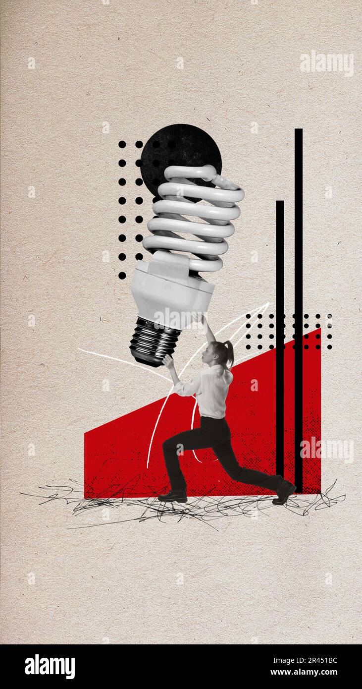 Collage di arte contemporanea con donna di affari che tiene la lampadina enorme che prova a sormontare la crisi creativa sopra lo sfondo della luce con l'oggetto astratto Foto Stock