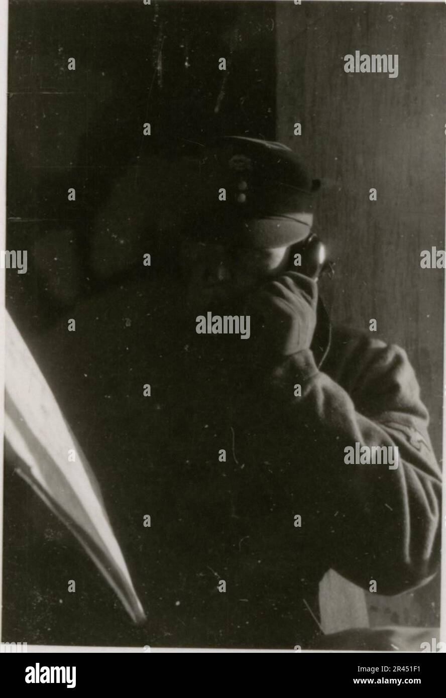 Gunter Alquen (Leibstandarte Adolf Hitler, Grecia 1941), fotografo delle SS, documentò atrocità naziste in Grecia durante la seconda guerra mondiale Il suo obiettivo catturò l'orrore e le sofferenze inflitte ai civili innocenti e ai combattenti della resistenza. Immagini di Sepp Dietrich, accompagnate da ufficiali, catturate in fotografie accanto a soldati, soldati greci e civili, campagna greca, edifici, operazioni di ponte sul pontile. Numerosi veicoli con simboli tattici, insieme alle conseguenze della distruzione: Edifici in rovina, veicoli, attrezzature. Conchiglie d'artiglieria e scene raffiguranti un conto dilaniato dalla guerra Foto Stock