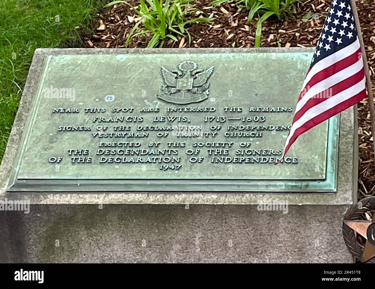 Targa internamento, onore, Francis Lewis, firmatario della dichiarazione di indipendenza, trinity Church, cimitero, 2023, New York City, STATI UNITI Foto Stock