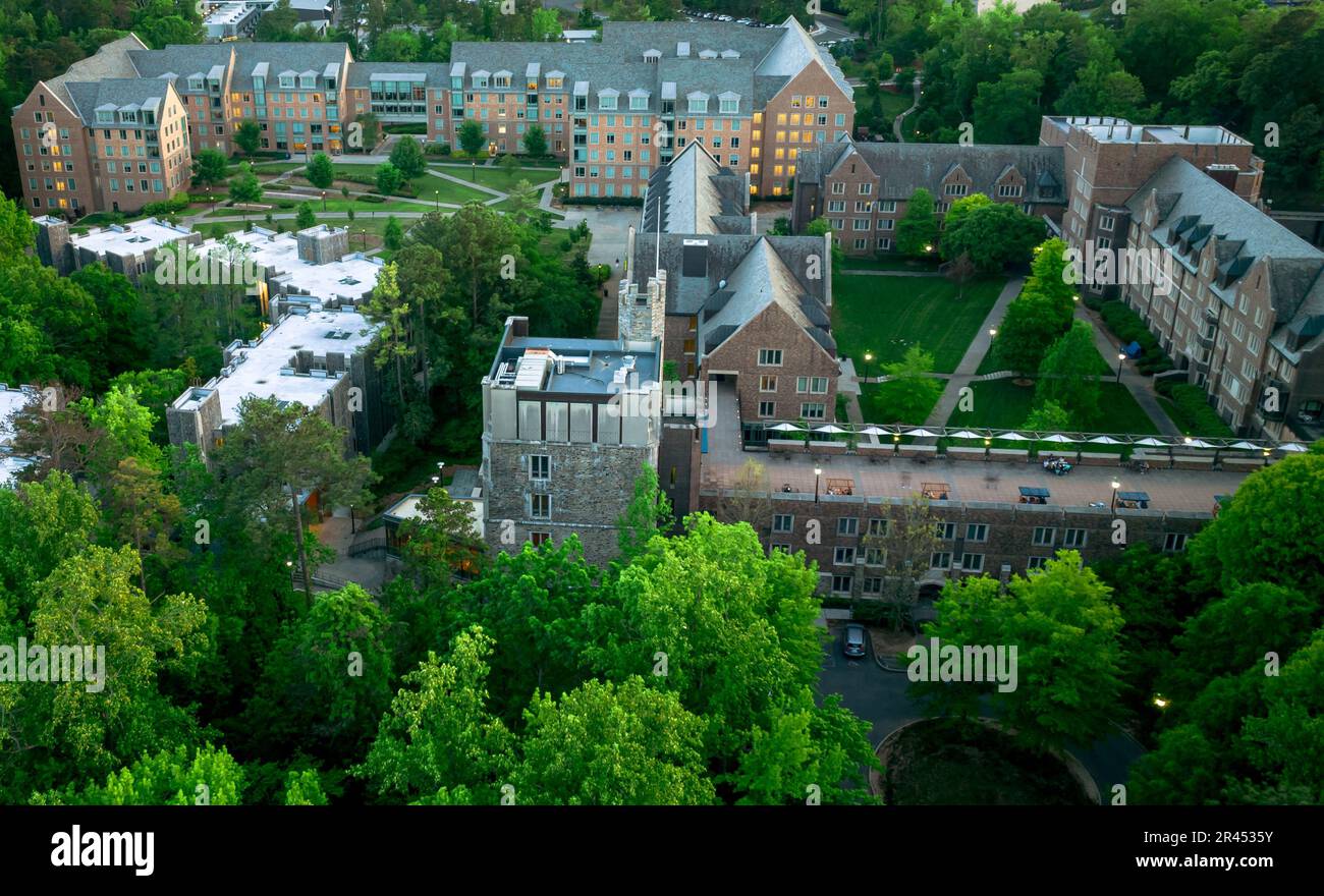 Una vista aerea del campus della Duke University circondato da alberi verdi Foto Stock