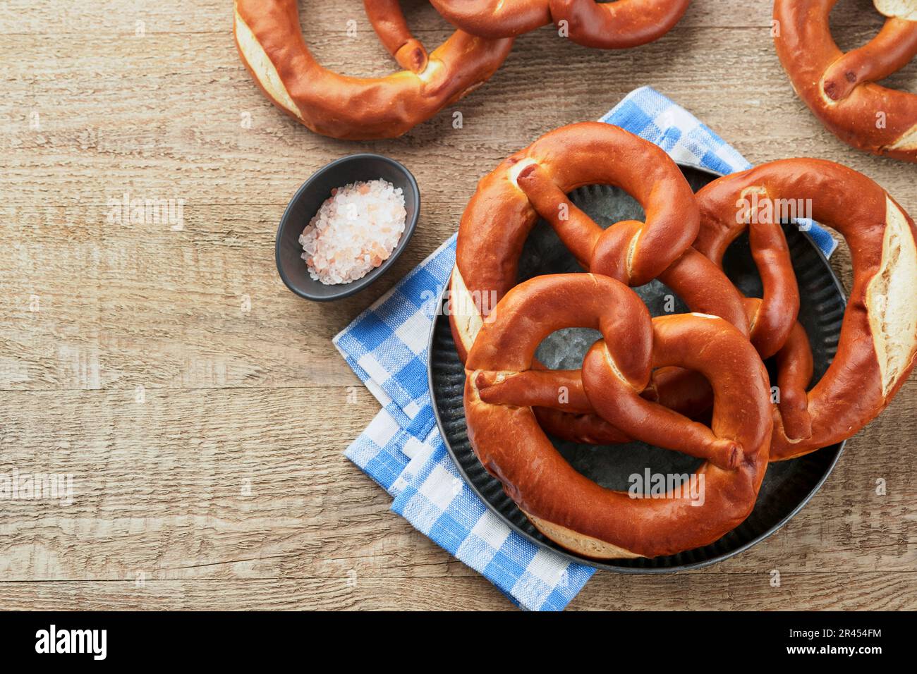 Scheda di concetto Oktoberfest. Pretzel bavaresi tradizionali con tazza di birra su vecchio sfondo rustico in legno. Perfetto per l'Oktoberfest. Oktoberfest foo Foto Stock