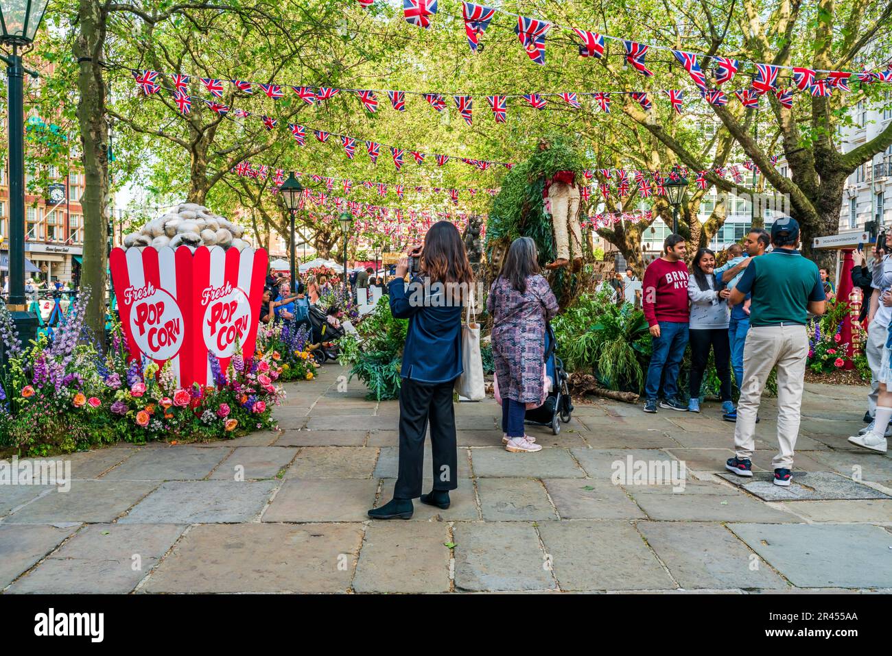 LONDRA, Regno Unito - 24 MAGGIO 2023: Una spettacolare esposizione floreale per Chelsea in Bloom mostra annuale di arte floreale trasforma le strade di Chelsea Foto Stock