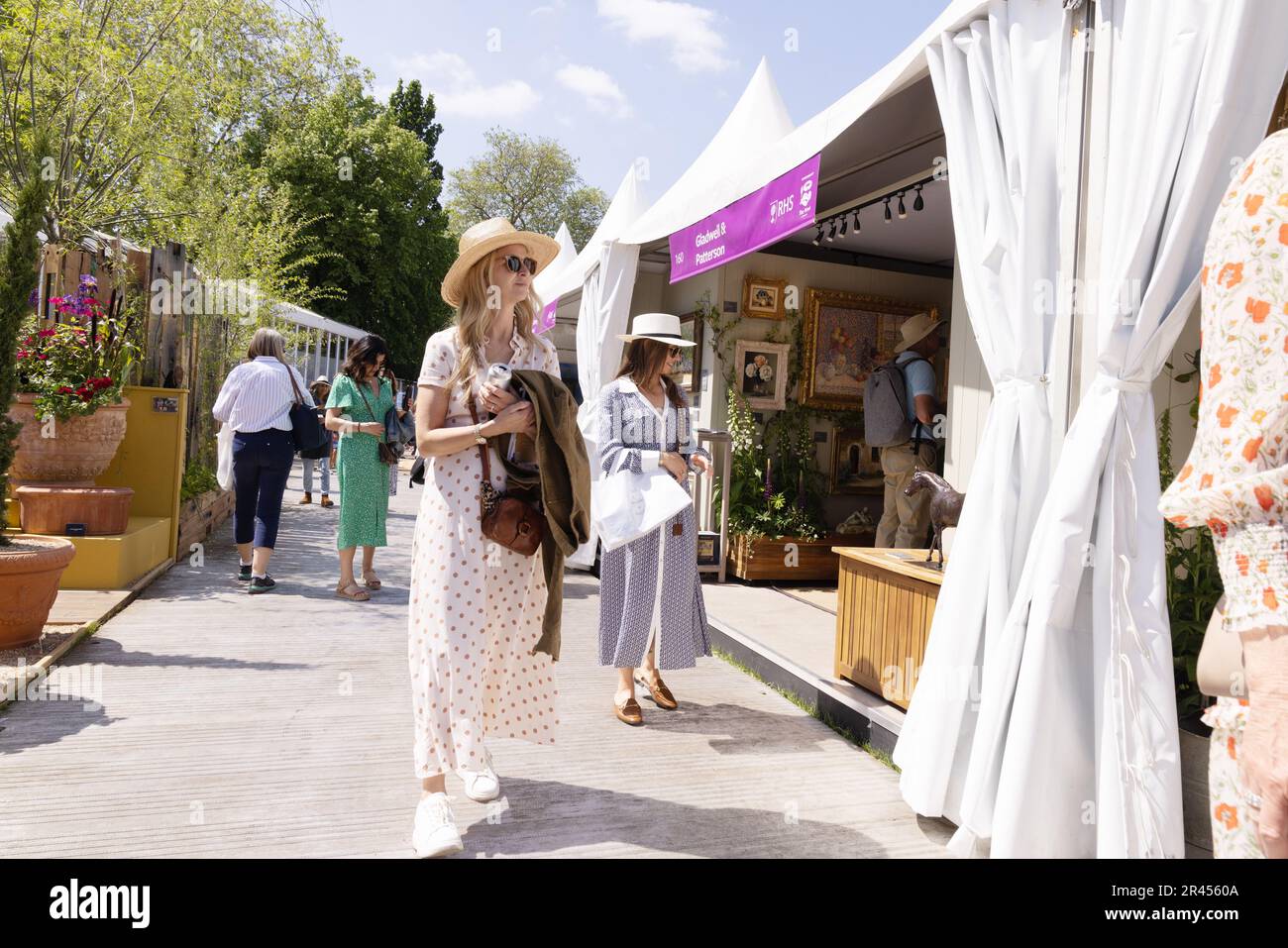 Chelsea Flower Show 2023, una giovane donna visitatrice di 20s anni in negozi di abbigliamento alla moda in bancarelle di sole primaverile, Chelsea London UK Foto Stock