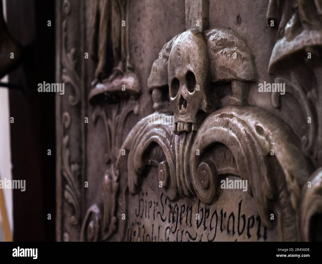 Lapide medievale con cranio intagliato in marmo segno Memento Mori Foto Stock