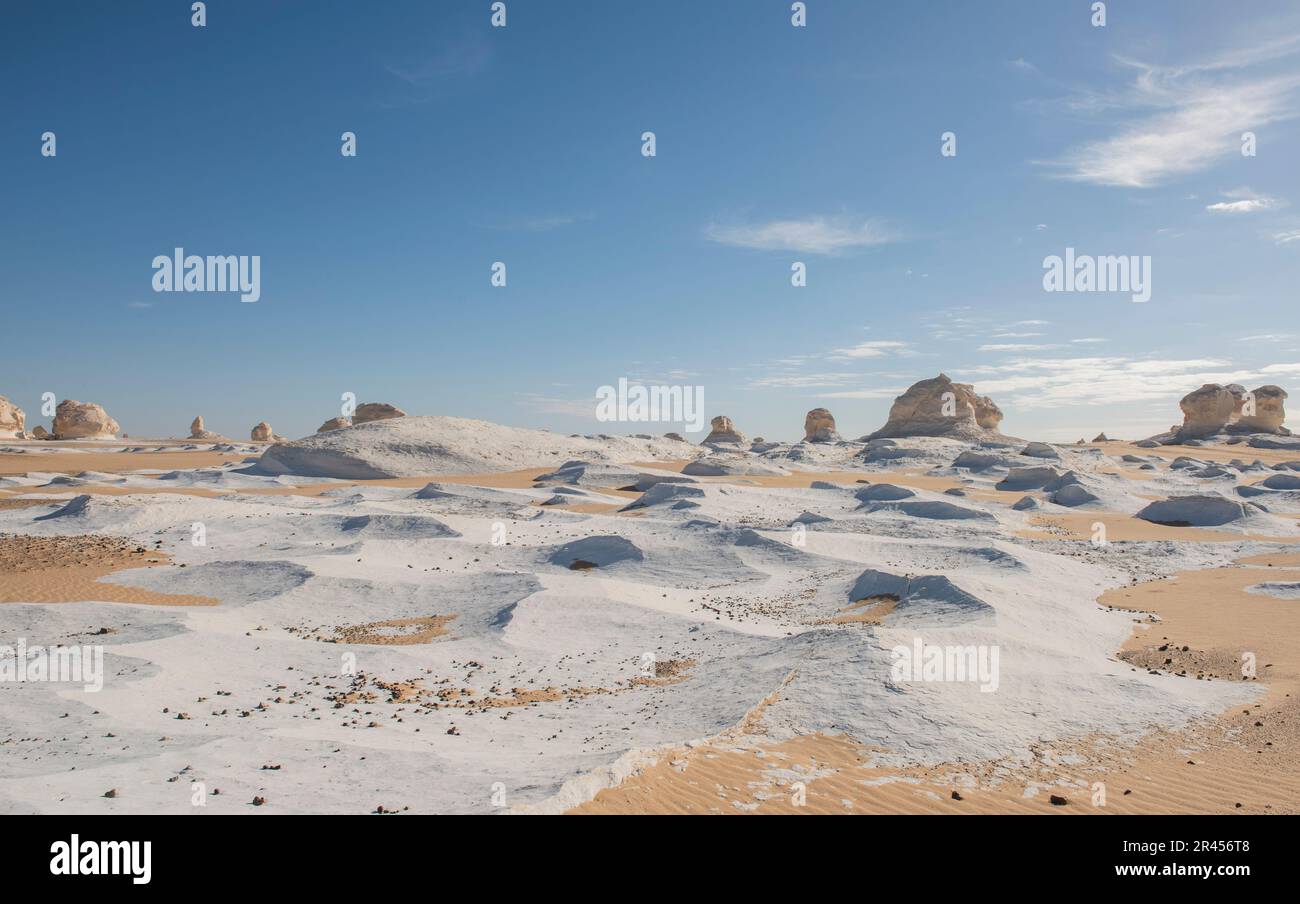 Paesaggio vista panoramica di desolato deserto arido occidentale in paesaggio arido panoramico in Egitto deserto bianco occidentale con gesso geologico roccia formati Foto Stock