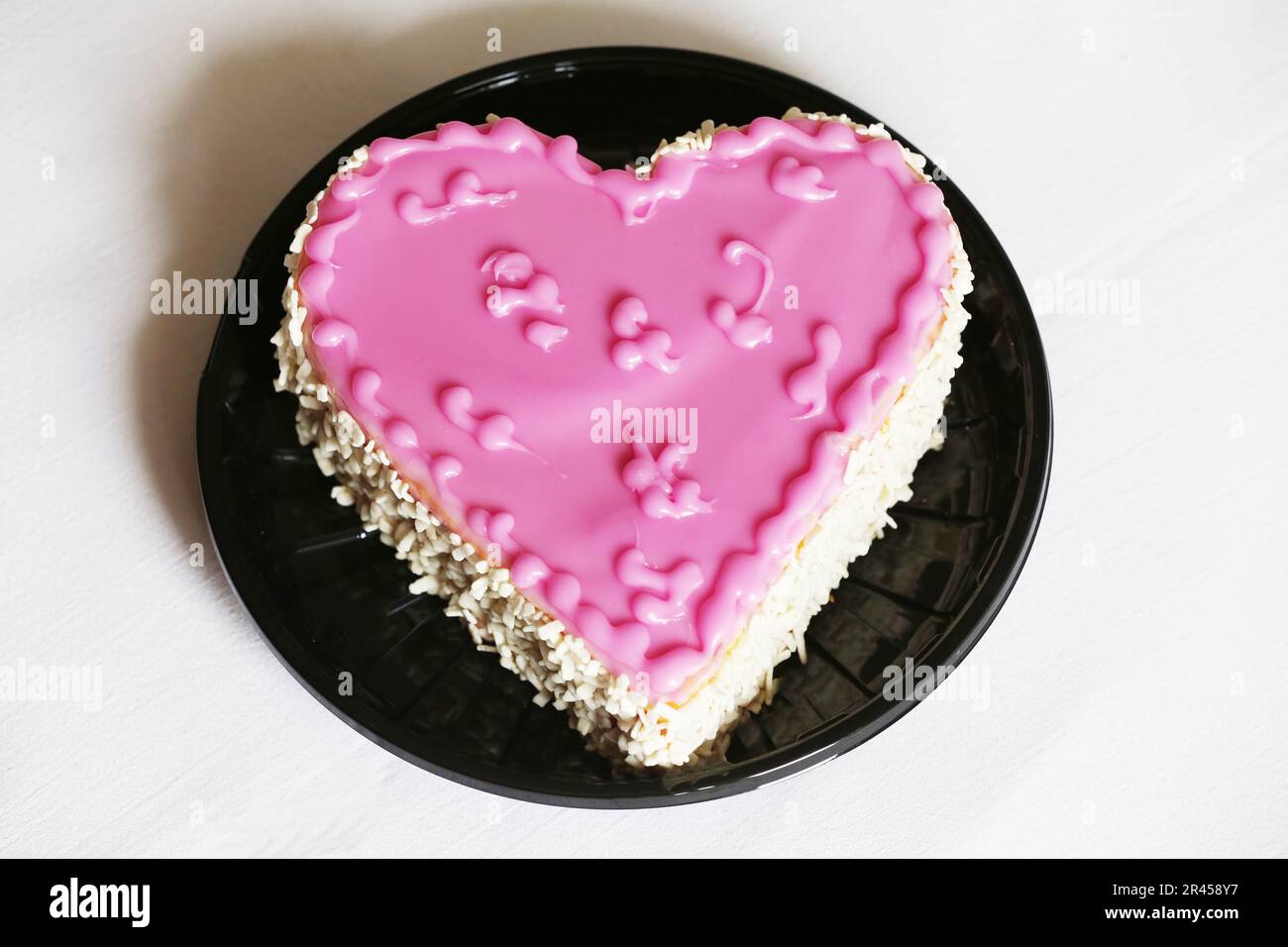 Torta di punch al cioccolato alla moda a forma di cuore per San Valentino, Festa della mamma o compleanno, messaggio d'amore per sempre, torta romantica per due Foto Stock