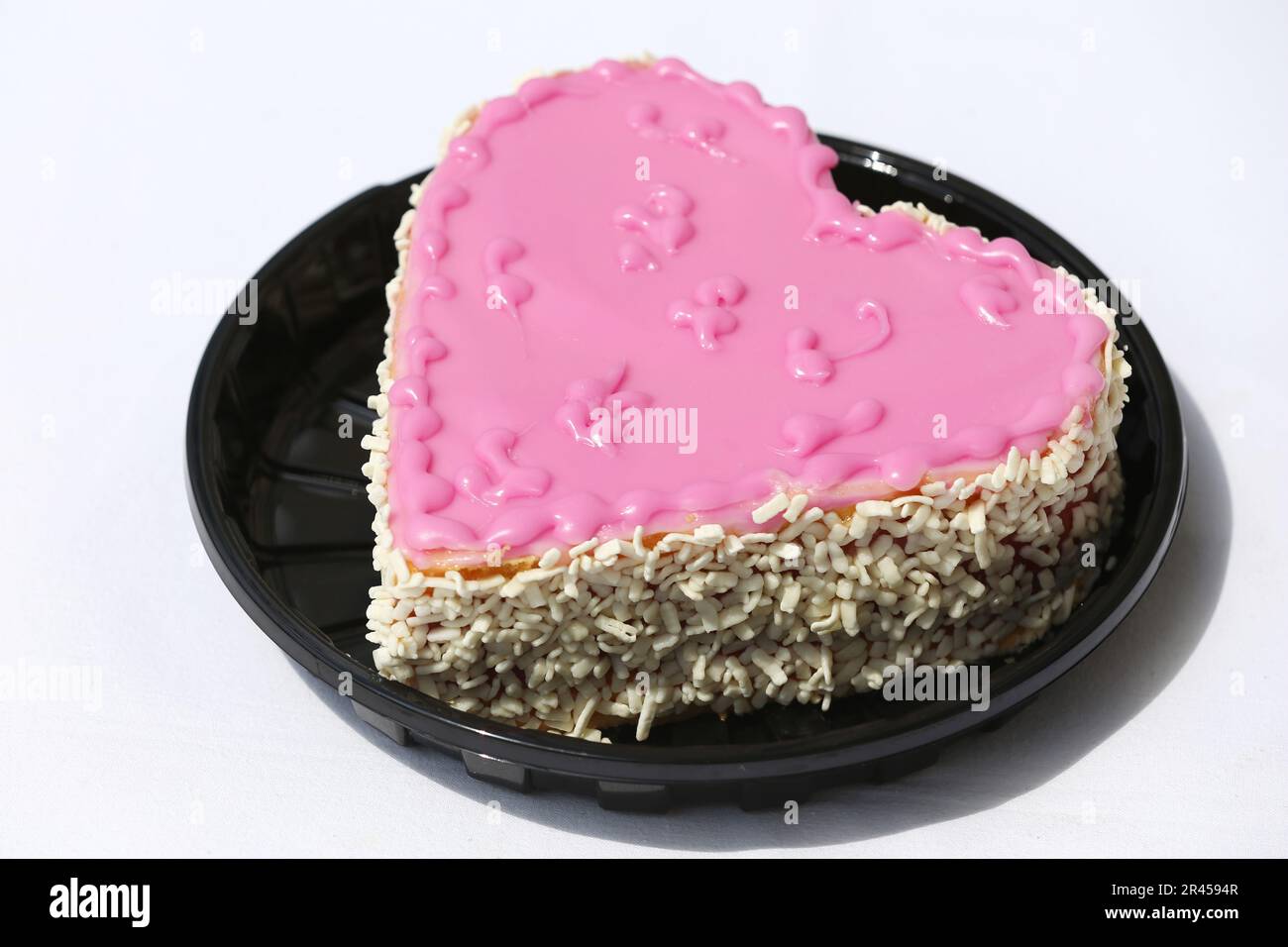 Torta di punch al cioccolato alla moda a forma di cuore per San Valentino, Festa della mamma o compleanno, messaggio d'amore per sempre, torta romantica per due Foto Stock