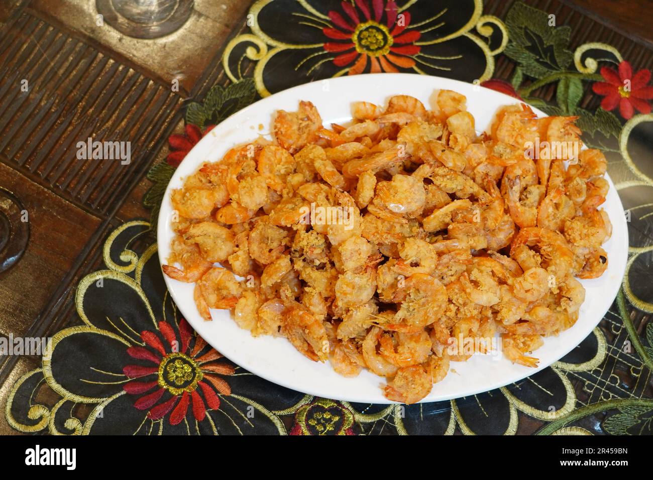 Gamberetti fritti croccanti serviti su un piatto bianco per il pranzo sul tavolo. Foto Stock