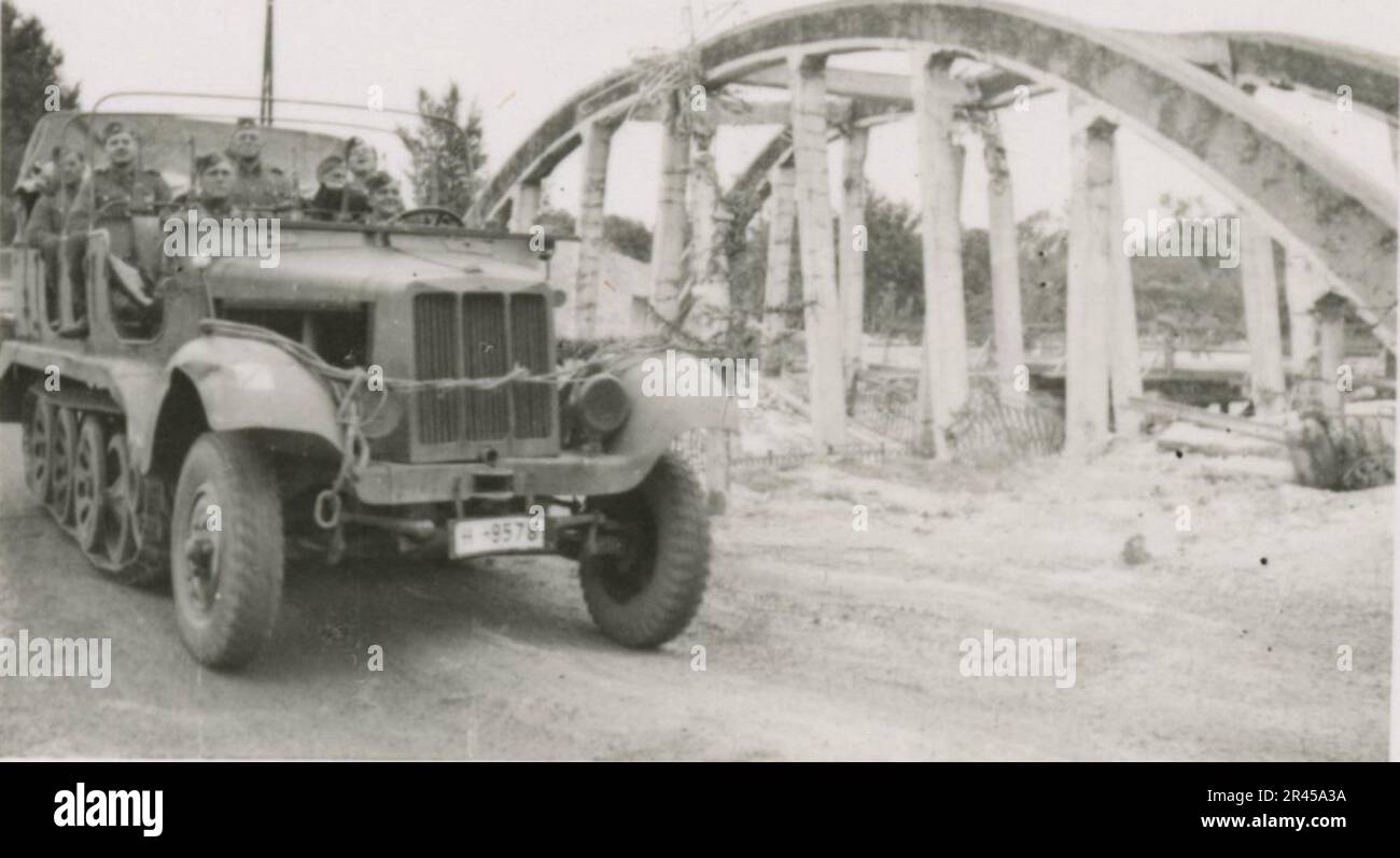 Augustin, Paul, fotografo SS della Leibstandarte Adolf Hitler. Eventi documentati in Olanda, Francia (1940) e Russia (1941-43). Prigionieri di guerra francesi, costruzione di ponti, equipaggio di armi anticarro, squadra di mitragliatrici, convogli di veicoli in strada e in città, fortezze belghe, prigionieri di campo di guerra, scene di distruzione, attività post-combattimento e di occupazione, addestramento e attività sportive, Hitler Youth e Bund Deutscher Mädel (Lega delle ragazze tedesche) attività sportive e spettacoli culturali, formazioni di unità e cerimonie, ospedale da campo, foto formali individuali e di gruppo, antiaerei leggeri Foto Stock