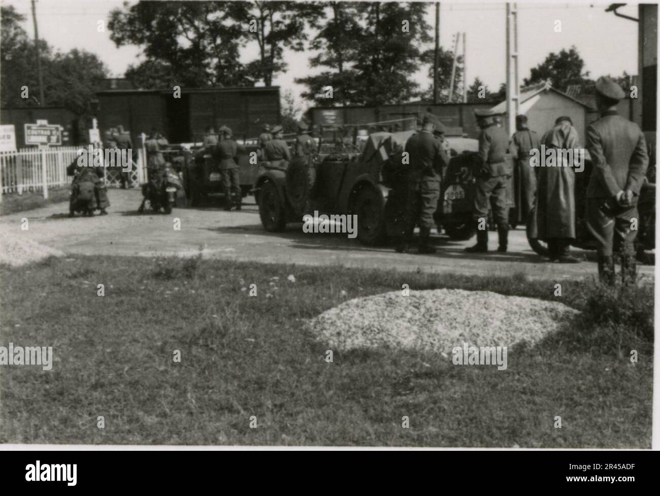 Augustin, Paul, fotografo SS della Leibstandarte Adolf Hitler. Eventi documentati in Olanda, Francia (1940) e Russia (1941-43). Prigionieri di guerra francesi, costruzione di ponti, equipaggio di armi anticarro, squadra di mitragliatrici, convogli di veicoli in strada e in città, fortezze belghe, prigionieri di campo di guerra, scene di distruzione, attività post-combattimento e di occupazione, addestramento e attività sportive, Hitler Youth e Bund Deutscher Mädel (Lega delle ragazze tedesche) attività sportive e spettacoli culturali, formazioni di unità e cerimonie, ospedale da campo, foto formali individuali e di gruppo, antiaerei leggeri Foto Stock