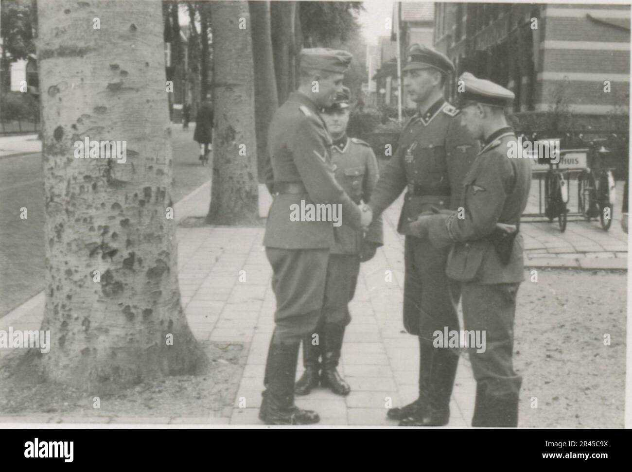 Augustin, Paul, fotografo SS della Leibstandarte Adolf Hitler. Eventi documentati in Olanda, Francia (1940) e Russia (1941-43). Prigionieri di guerra francesi, costruzione di ponti, equipaggio di armi anticarro, squadra di mitragliatrici, convogli di veicoli in strada e in città, fortezze belghe, prigionieri di campo di guerra, scene di distruzione, attività post-combattimento e di occupazione, addestramento e attività sportive, Hitler Youth e Bund Deutscher Mädel (Lega delle ragazze tedesche) attività sportive e spettacoli culturali, formazioni di unità e cerimonie, ospedale da campo, foto formali individuali e di gruppo, antiaerei leggeri Foto Stock