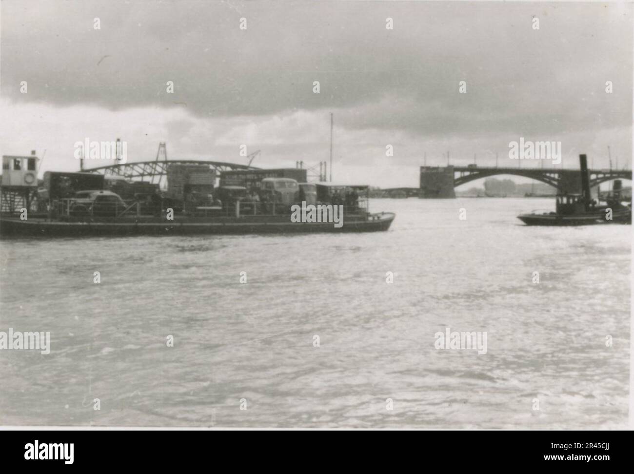 Augustin, Paul, fotografo SS della Leibstandarte Adolf Hitler. Eventi documentati in Olanda, Francia (1940) e Russia (1941-43). Prigionieri di guerra francesi, costruzione di ponti, equipaggio di armi anticarro, squadra di mitragliatrici, convogli di veicoli in strada e in città, fortezze belghe, prigionieri di campo di guerra, scene di distruzione, attività post-combattimento e di occupazione, addestramento e attività sportive, Hitler Youth e Bund Deutscher Mädel (Lega delle ragazze tedesche) attività sportive e spettacoli culturali, formazioni di unità e cerimonie, ospedale da campo, foto formali individuali e di gruppo, antiaerei leggeri Foto Stock