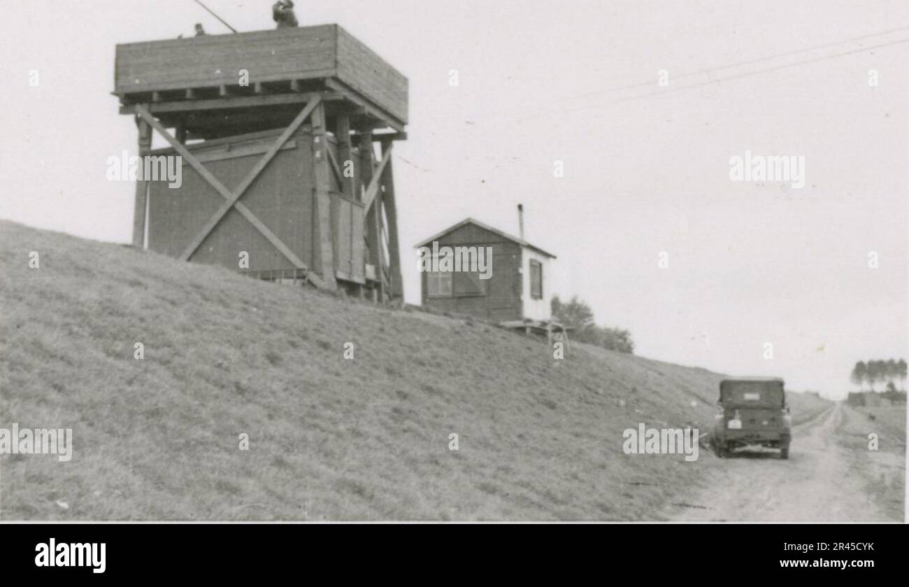 Augustin, Paul, fotografo SS della Leibstandarte Adolf Hitler. Eventi documentati in Olanda, Francia (1940) e Russia (1941-43). Prigionieri di guerra francesi, costruzione di ponti, equipaggio di armi anticarro, squadra di mitragliatrici, convogli di veicoli in strada e in città, fortezze belghe, prigionieri di campo di guerra, scene di distruzione, attività post-combattimento e di occupazione, addestramento e attività sportive, Hitler Youth e Bund Deutscher Mädel (Lega delle ragazze tedesche) attività sportive e spettacoli culturali, formazioni di unità e cerimonie, ospedale da campo, foto formali individuali e di gruppo, antiaerei leggeri Foto Stock