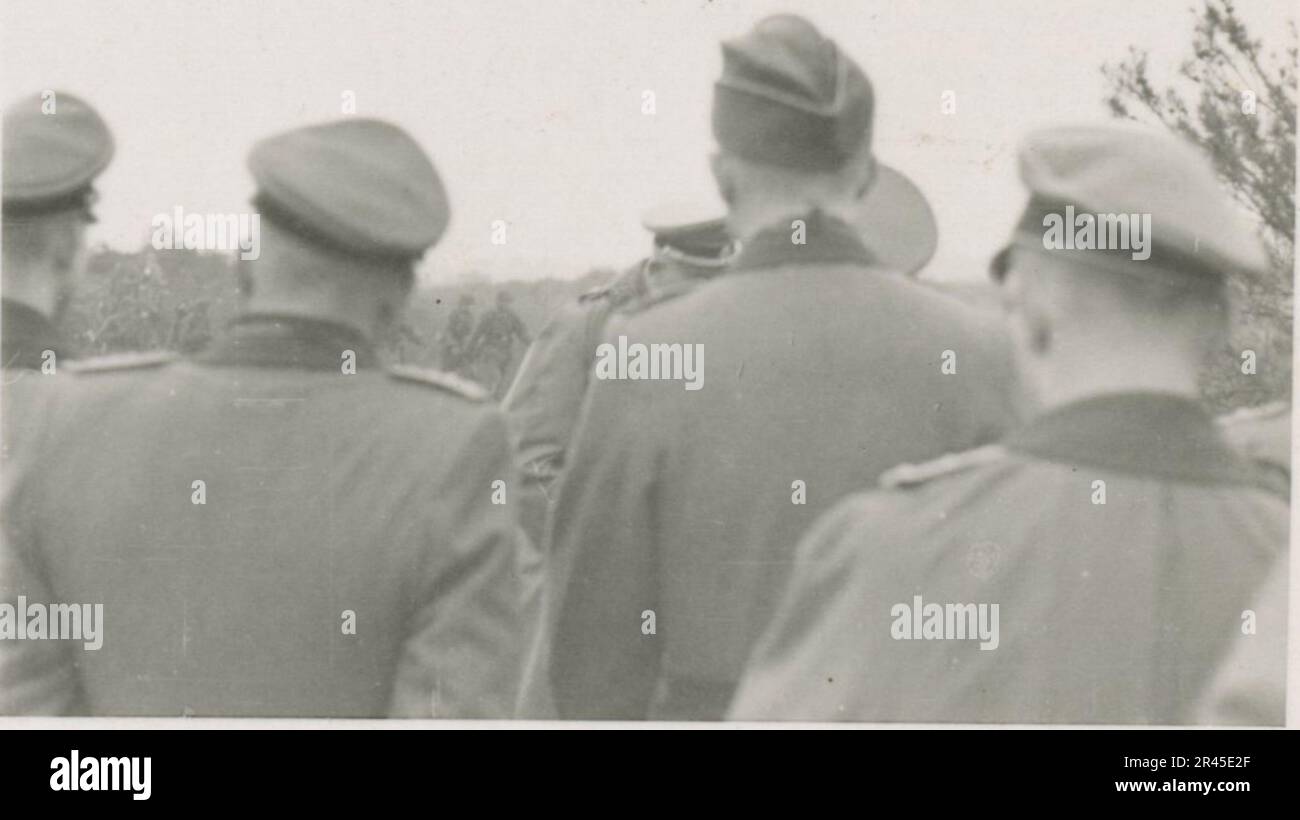 Augustin, Paul, fotografo SS della Leibstandarte Adolf Hitler. Eventi documentati in Olanda, Francia (1940) e Russia (1941-43). Prigionieri di guerra francesi, costruzione di ponti, equipaggio di armi anticarro, squadra di mitragliatrici, convogli di veicoli in strada e in città, fortezze belghe, prigionieri di campo di guerra, scene di distruzione, attività post-combattimento e di occupazione, addestramento e attività sportive, Hitler Youth e Bund Deutscher Mädel (Lega delle ragazze tedesche) attività sportive e spettacoli culturali, formazioni di unità e cerimonie, ospedale da campo, foto formali individuali e di gruppo, antiaerei leggeri Foto Stock