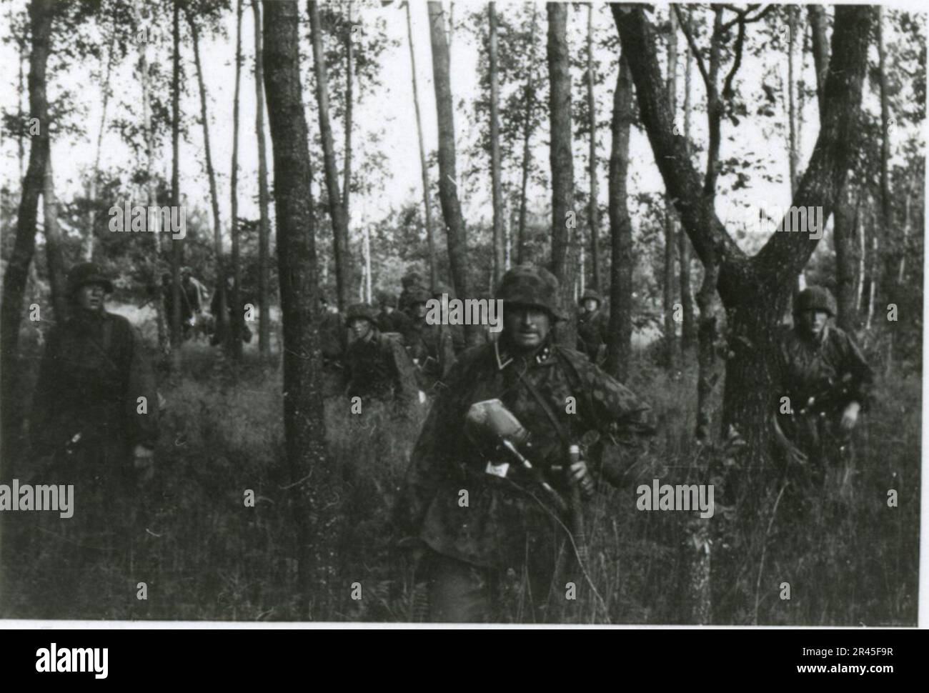 Augustin, Paul, fotografo SS della Leibstandarte Adolf Hitler. Eventi documentati in Olanda, Francia (1940) e Russia (1941-43). Prigionieri di guerra francesi, costruzione di ponti, equipaggio di armi anticarro, squadra di mitragliatrici, convogli di veicoli in strada e in città, fortezze belghe, prigionieri di campo di guerra, scene di distruzione, attività post-combattimento e di occupazione, addestramento e attività sportive, Hitler Youth e Bund Deutscher Mädel (Lega delle ragazze tedesche) attività sportive e spettacoli culturali, formazioni di unità e cerimonie, ospedale da campo, foto formali individuali e di gruppo, antiaerei leggeri Foto Stock