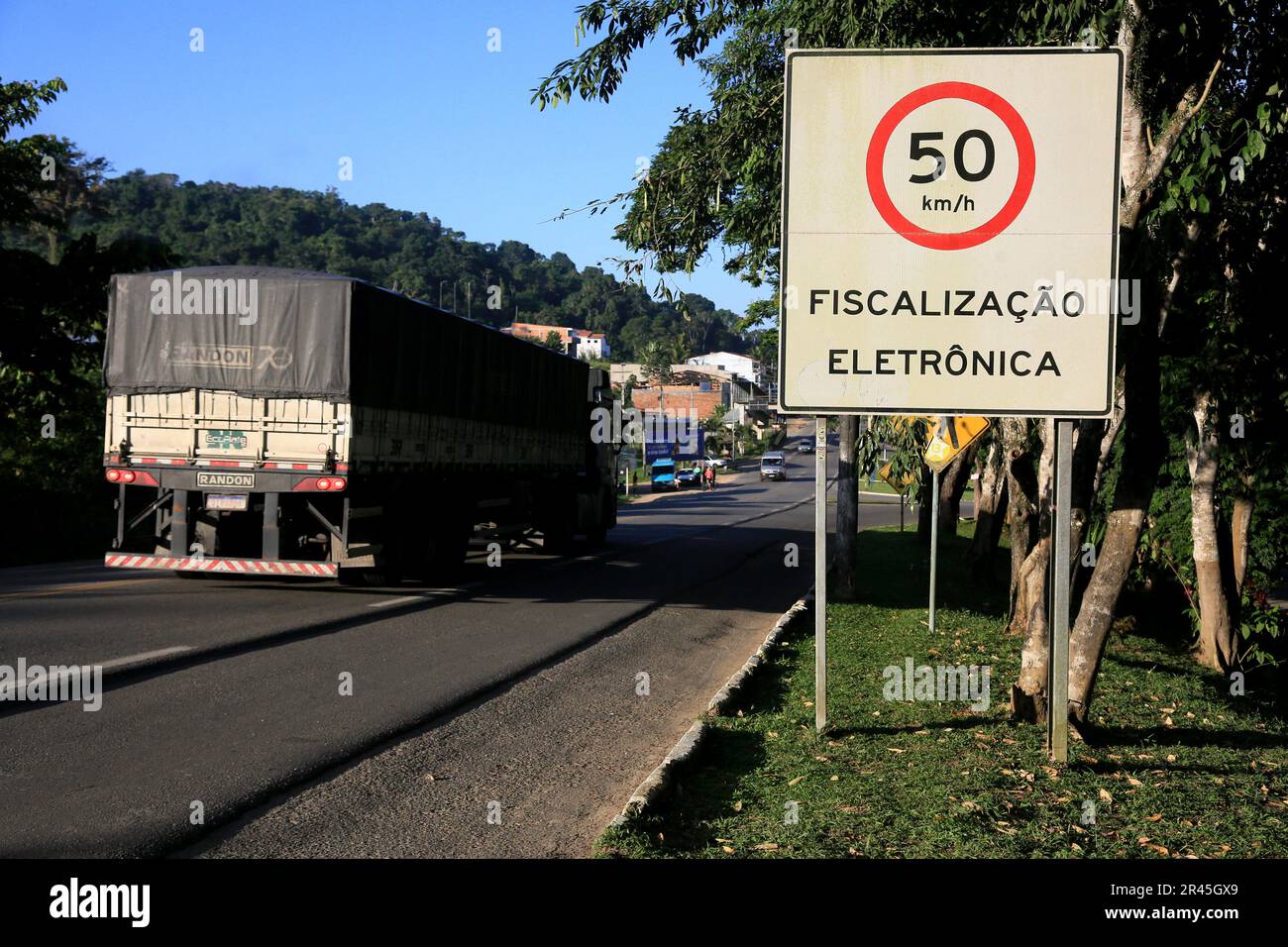 gandu, bahia, brasile - 19 maggio 2023: la scheda del segnale stradale indica il limite di 50 mph con la macchina fotografica di velocità sull'autostrada federale br 101 nella città di gandu. Foto Stock