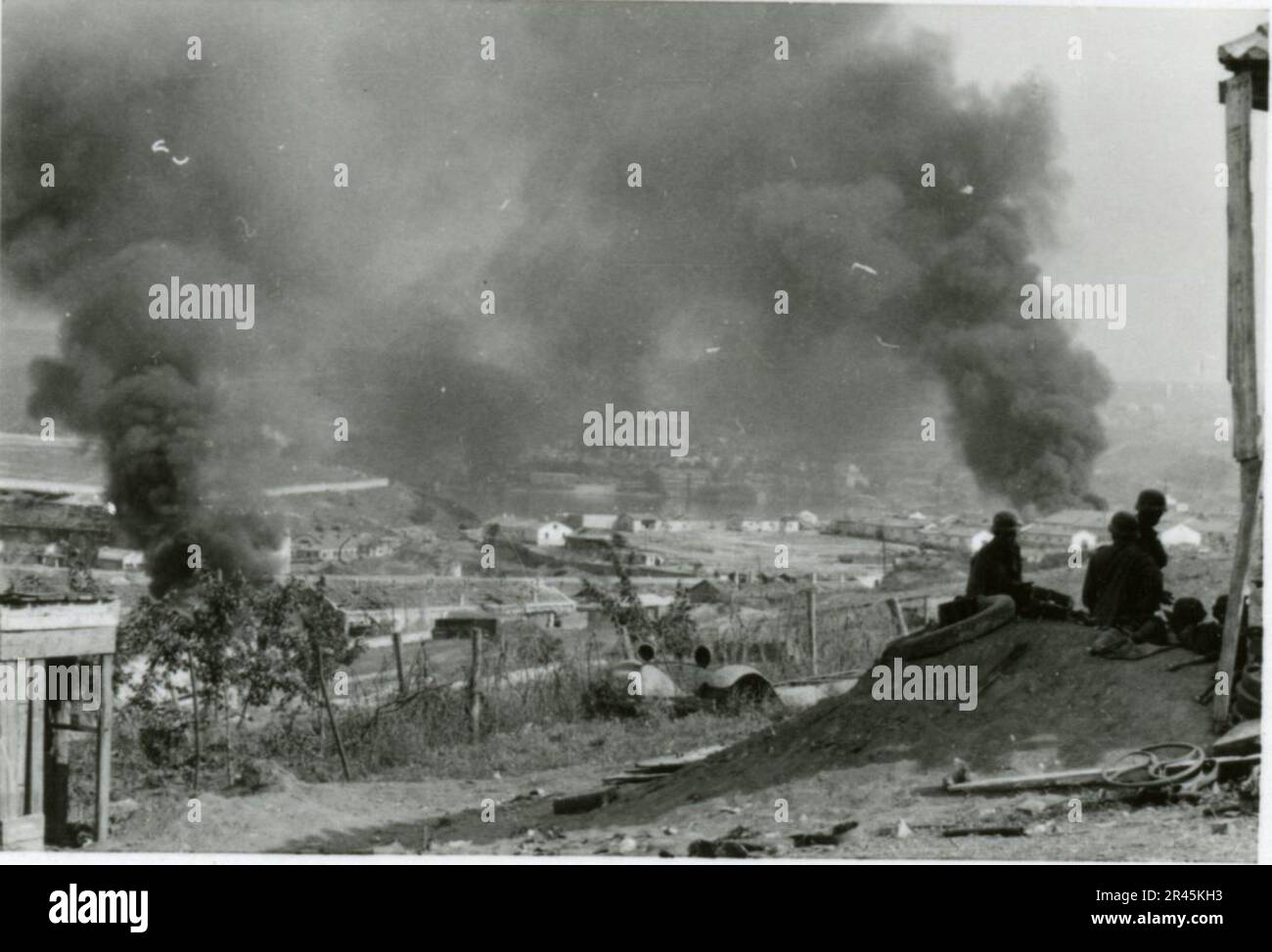 Augustin, Paul, fotografo SS della Leibstandarte Adolf Hitler. Eventi documentati in Olanda, Francia (1940) e Russia (1941-43). Prigionieri di guerra francesi, costruzione di ponti, equipaggio di armi anticarro, squadra di mitragliatrici, convogli di veicoli in strada e in città, fortezze belghe, prigionieri di campo di guerra, scene di distruzione, attività post-combattimento e di occupazione, addestramento e attività sportive, Hitler Youth e Bund Deutscher Mädel (Lega delle ragazze tedesche) attività sportive e spettacoli culturali, formazioni di unità e cerimonie, ospedale da campo, foto formali individuali e di gruppo, antiaerei leggeri Foto Stock