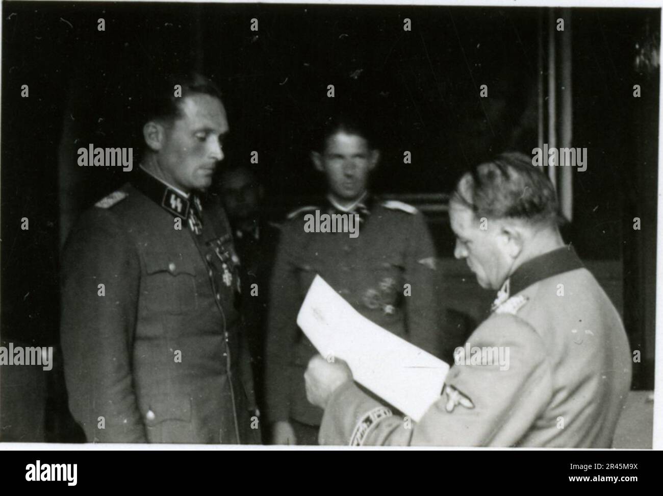 Augustin, Paul, fotografo SS della Leibstandarte Adolf Hitler. Eventi documentati in Olanda, Francia (1940) e Russia (1941-43). Prigionieri di guerra francesi, costruzione di ponti, equipaggio di armi anticarro, squadra di mitragliatrici, convogli di veicoli in strada e in città, fortezze belghe, prigionieri di campo di guerra, scene di distruzione, attività post-combattimento e di occupazione, addestramento e attività sportive, Hitler Youth e Bund Deutscher Mädel (Lega delle ragazze tedesche) attività sportive e spettacoli culturali, formazioni di unità e cerimonie, ospedale da campo, foto formali individuali e di gruppo, antiaerei leggeri Foto Stock