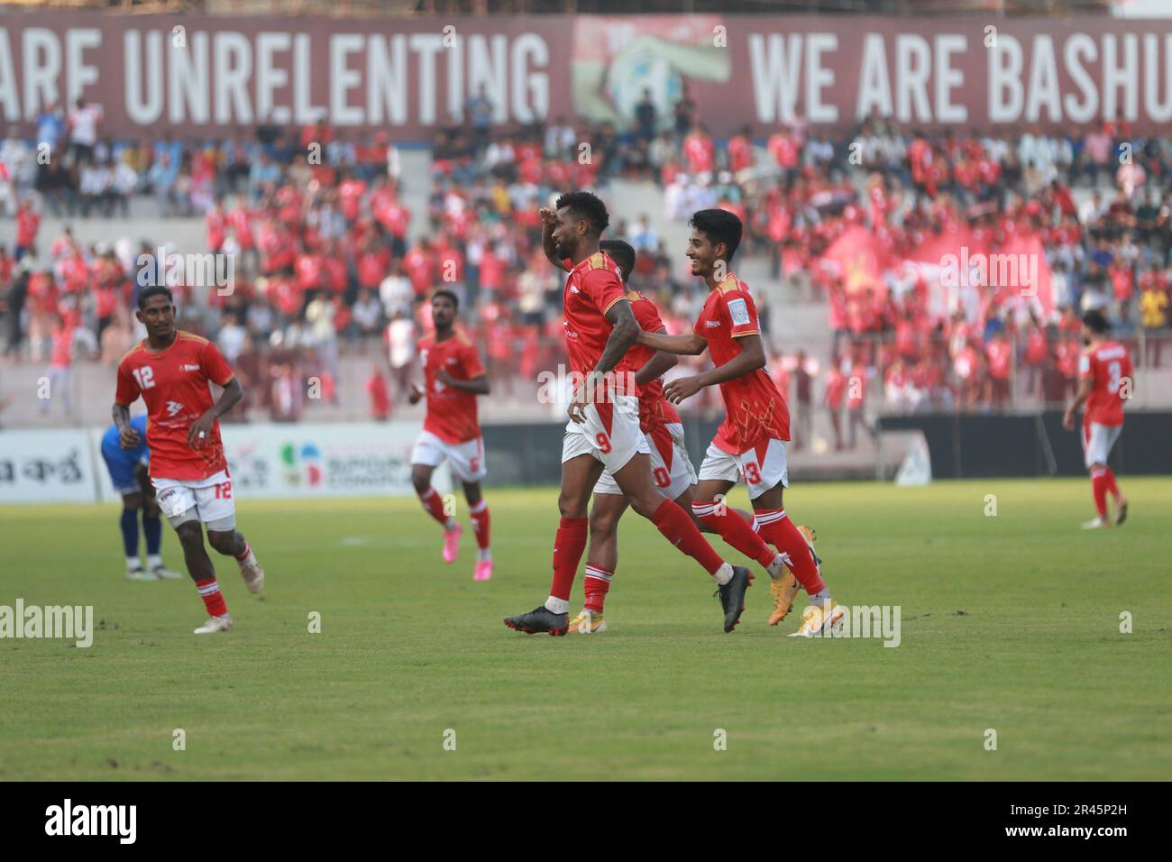 Bashundhara King il giocatore brasiliano Gomes Nascimento Dorielton (Red J-9) festeggia uno dei suoi quattro goal durante il Bangladesh Premier League 2022-23 m. Foto Stock