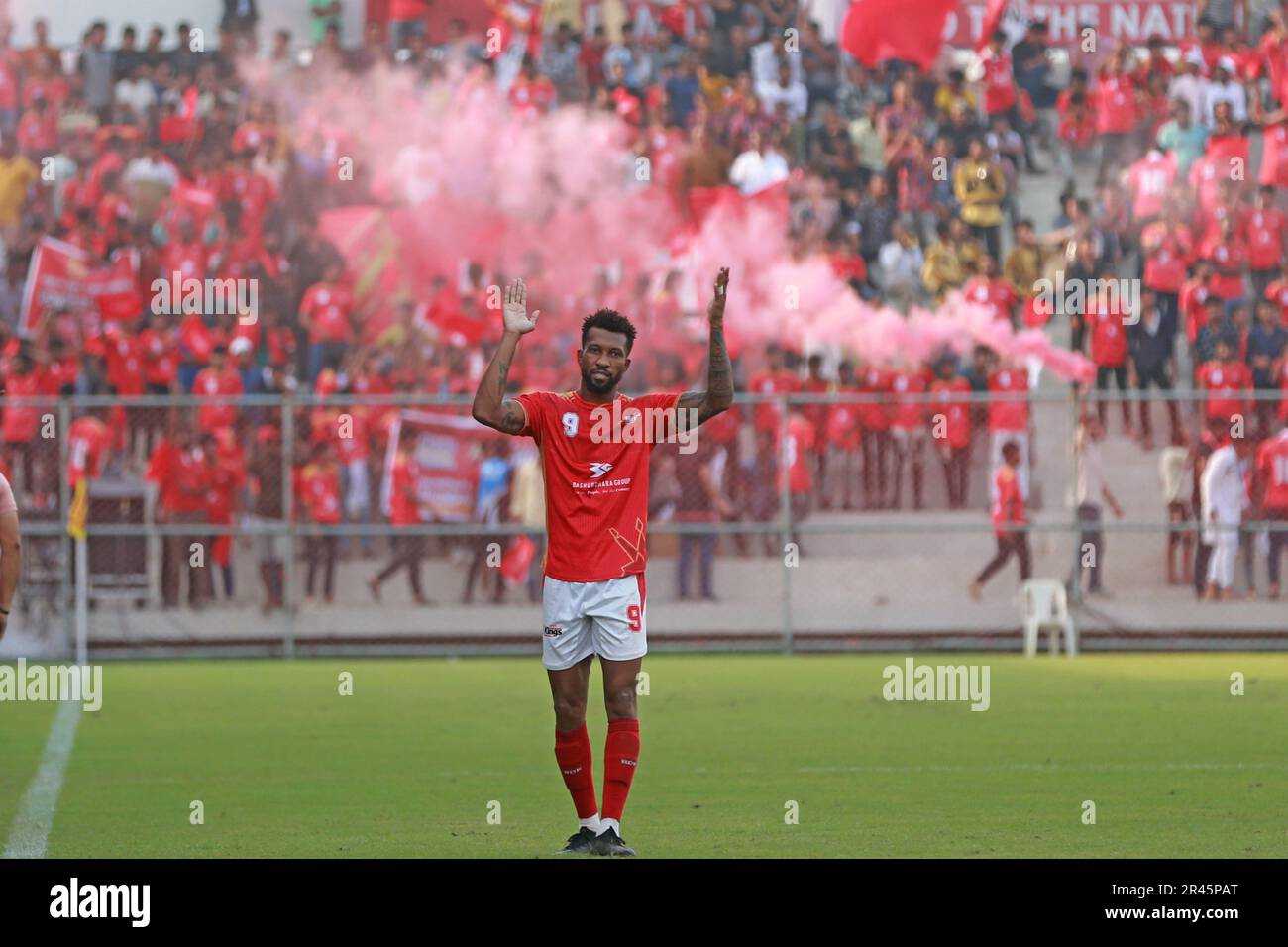 Bashundhara King il giocatore brasiliano Gomes Nascimento Dorielton (Red J-9) festeggia uno dei suoi quattro goal durante il Bangladesh Premier League 2022-23 m. Foto Stock