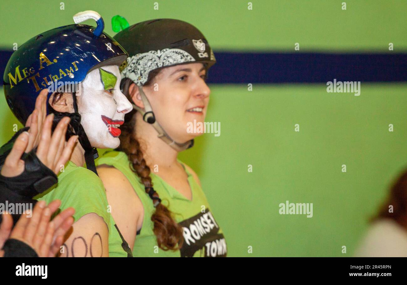 Romsey Town Rollerbillies skater in clown trucco per una casa contro i Brighton Rockers Foto Stock