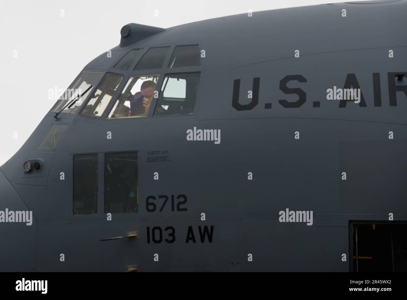 Lo squadrone di ingegneria civile della 147th Attack Wing su Joint Reserve base Ellington, TX bordo su un jet C-130 per la missione di addestramento aereo in Pennsylvania. La Guardia Nazionale del Connecticut ha pilotato il volo per l'unità. (Texas Air National Guard Photo by Airman First Class Asiah Phillips) (Foto migliorata per enfatizzare il soggetto.) Foto Stock Lo squadrone di ingegneria civile della 147th Attack Wing su Joint Reserve base Ellington, TX bordo su un jet C-130 per la missione di addestramento aereo in Pennsylvania. La Guardia Nazionale del Connecticut ha pilotato il volo per l'unità. (Texas Air National Guard Photo by Airman First Class Asiah Phillips) (Foto migliorata per enfatizzare il soggetto.) Foto Stock