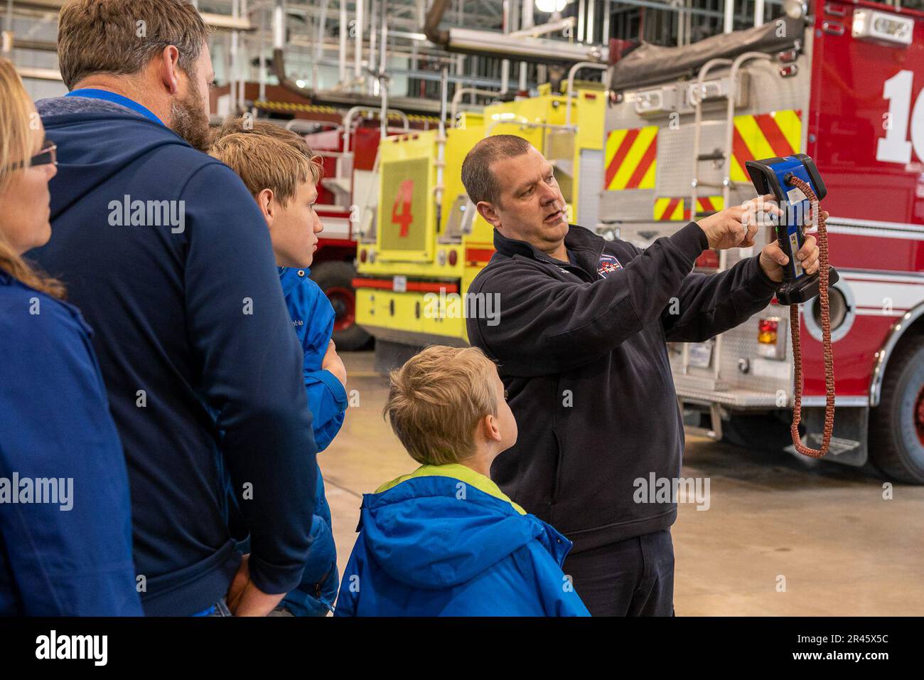 STATI UNITI Michael Heerd, a destra, 167th Civil Engineering Squadron pompiere, dimostra una termocamera per le famiglie con la compagnia di culto di straordinari Homeschoolers che hanno visitato la 167th Airlift Wing, Martinsburg, West Virginia, per un tour di base, 23 marzo 2023. Foto Stock