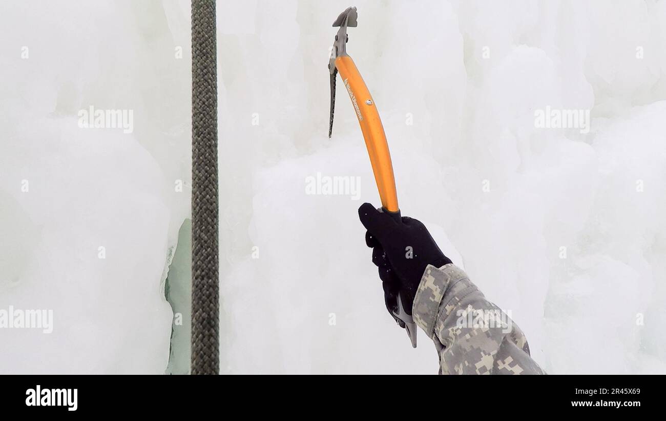 La formazione di supporto, condotta da Alpha Company, 3rd battaglione, 172nd montagna reggente di fanteria), 86th squadra di combattimento di Brigata di fanteria (montagna), Guardia Nazionale dell'Esercito del Vermont, include le abilità di arrampicata su ghiaccio all'Ethan Allen Firing Range, Jericho, Vt., 5 marzo 2023. Attrezzature speciali, come assi e funi per arrampicata, consentono ai soldati di affrontare terreni ripidi e ostacoli verticali altrimenti impraticabili. Foto Stock